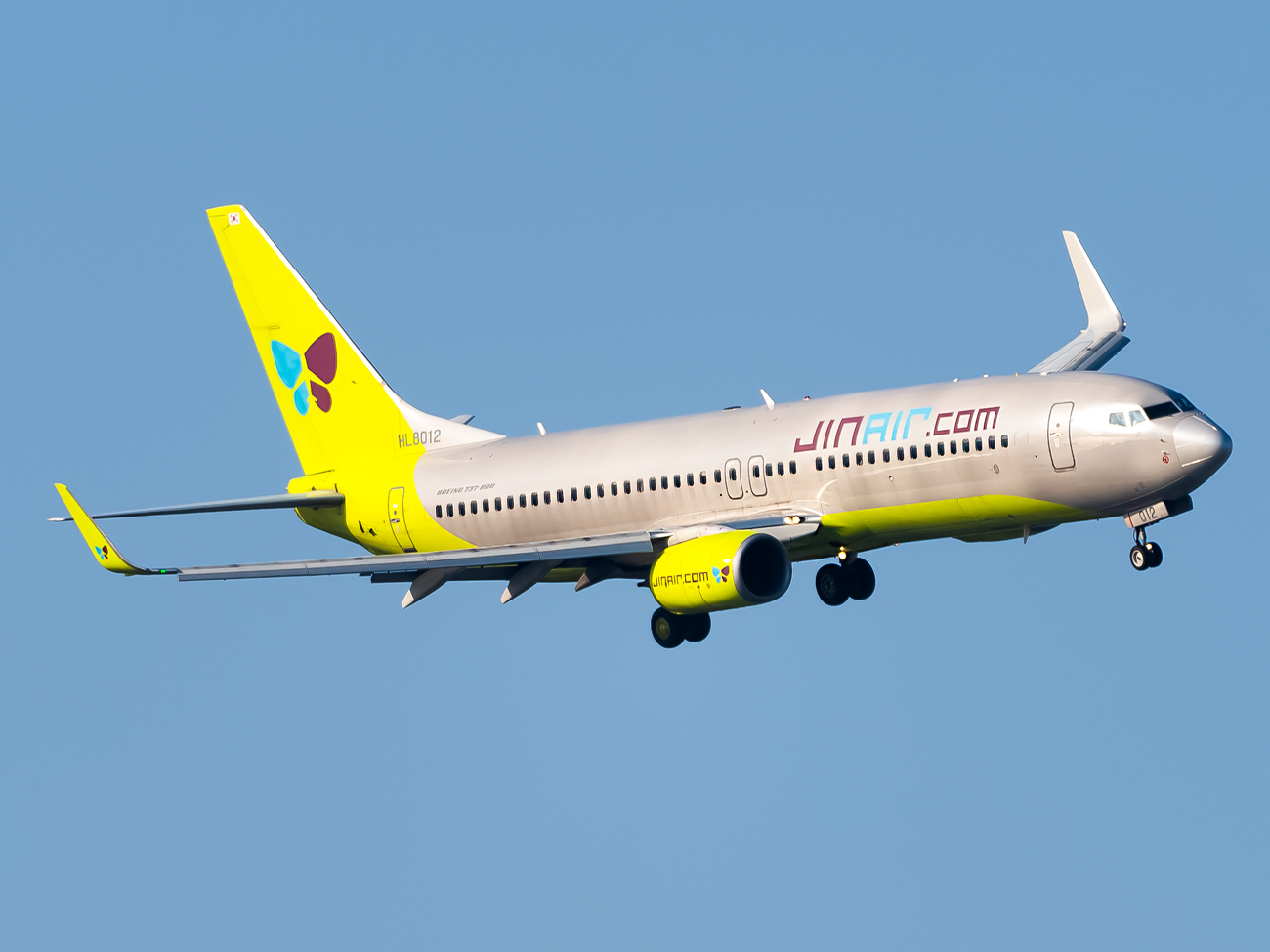 Full size: Jin Air Boeing 737-800 HL8012 at Gimhae International Airport