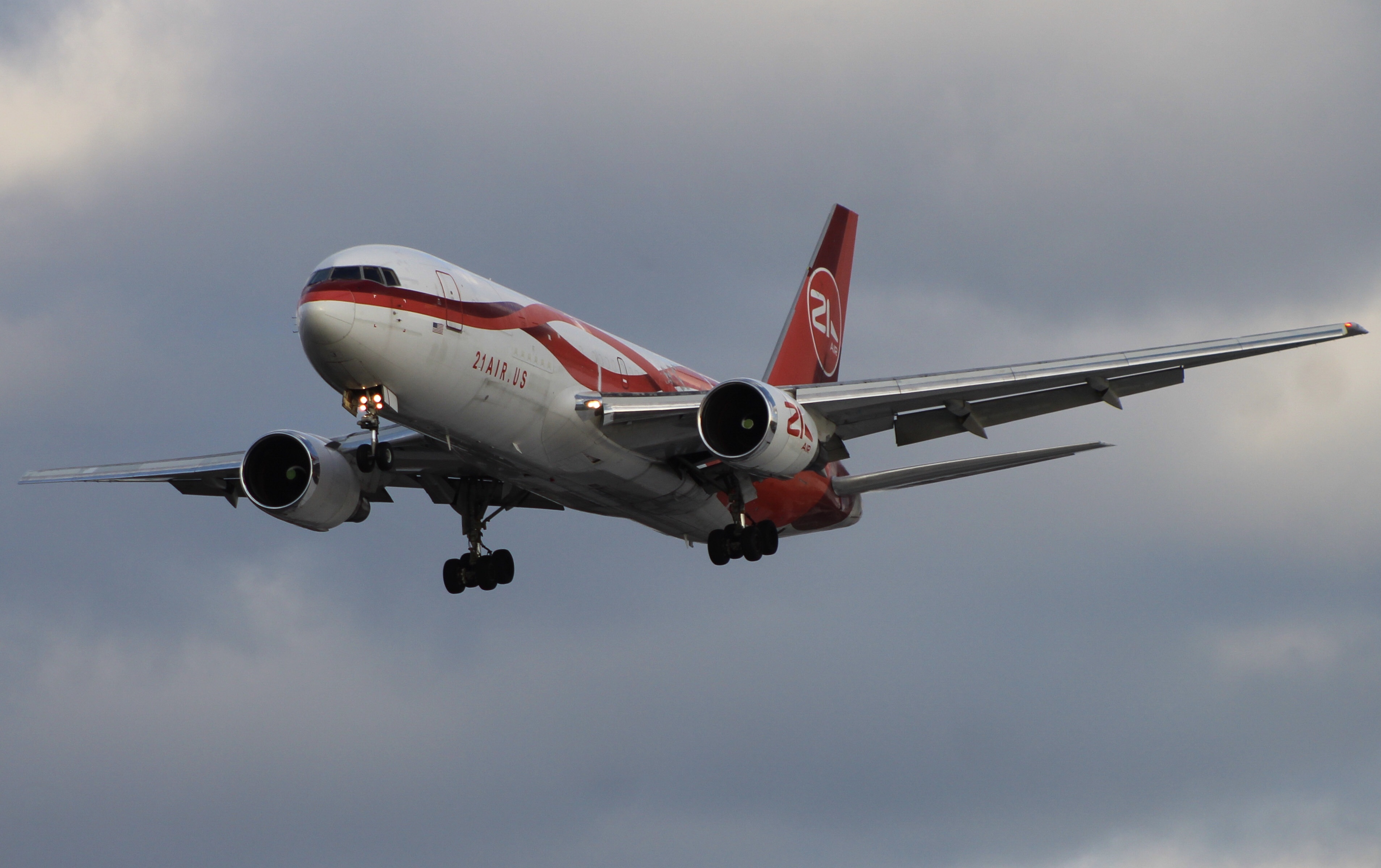 Full size: 21 Air Boeing 767-200F N999YV at Cincinnati/Northern Kentucky International Airport