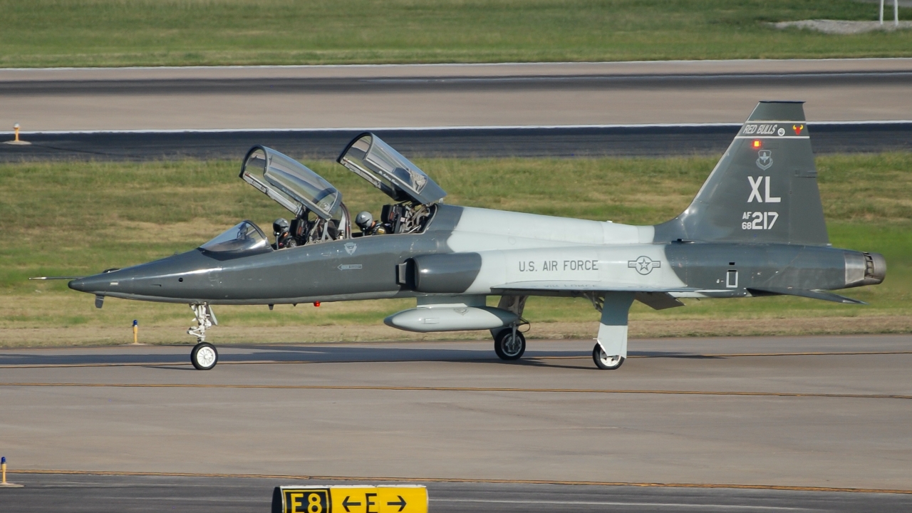 Full size: USAF - United States Air Force Northrop T-38 Talon 68-8217 at Will Rogers World Airport