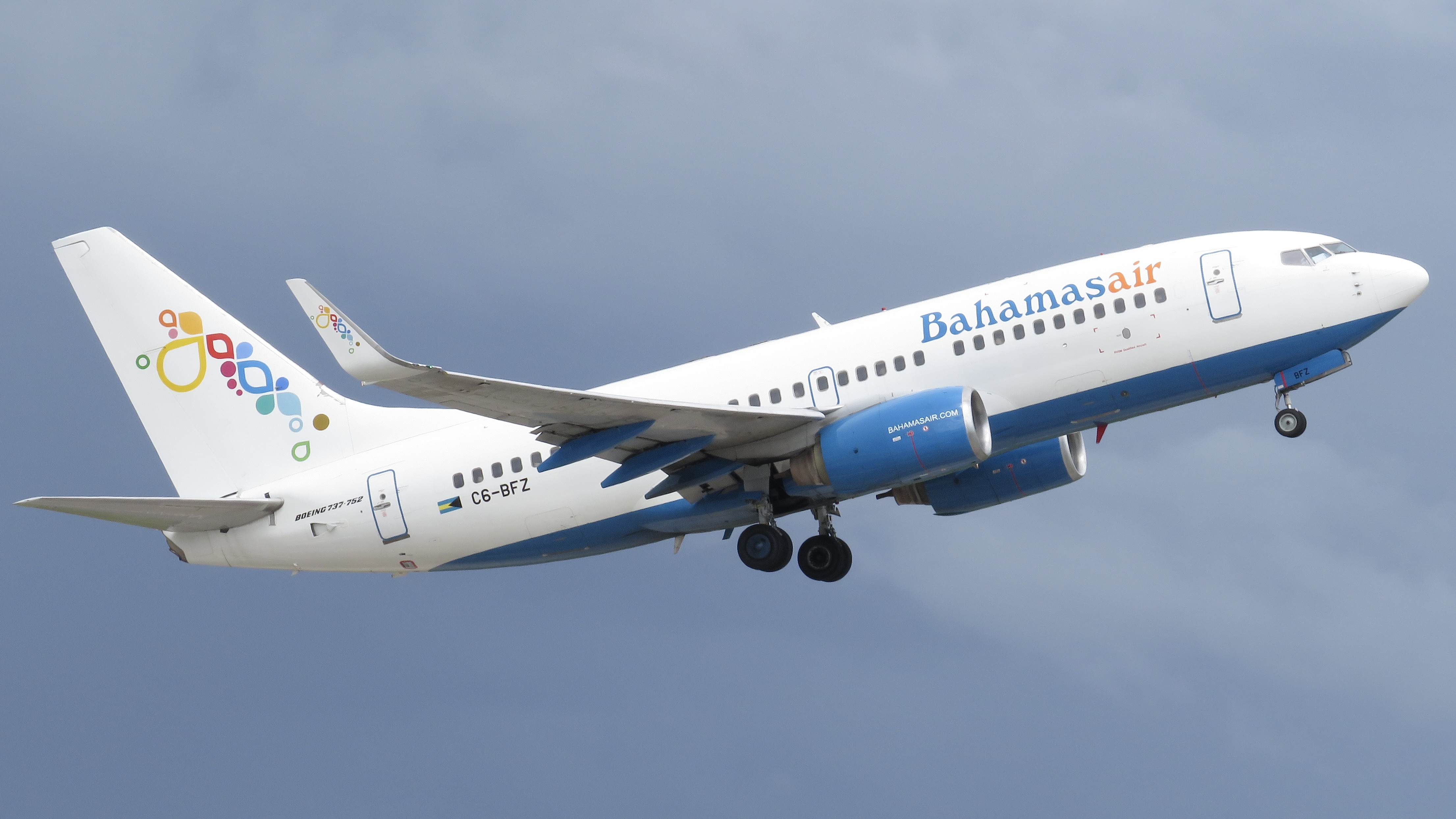 Full size: Bahamasair Boeing 737-700 C6-BFZ at Orlando International Airport