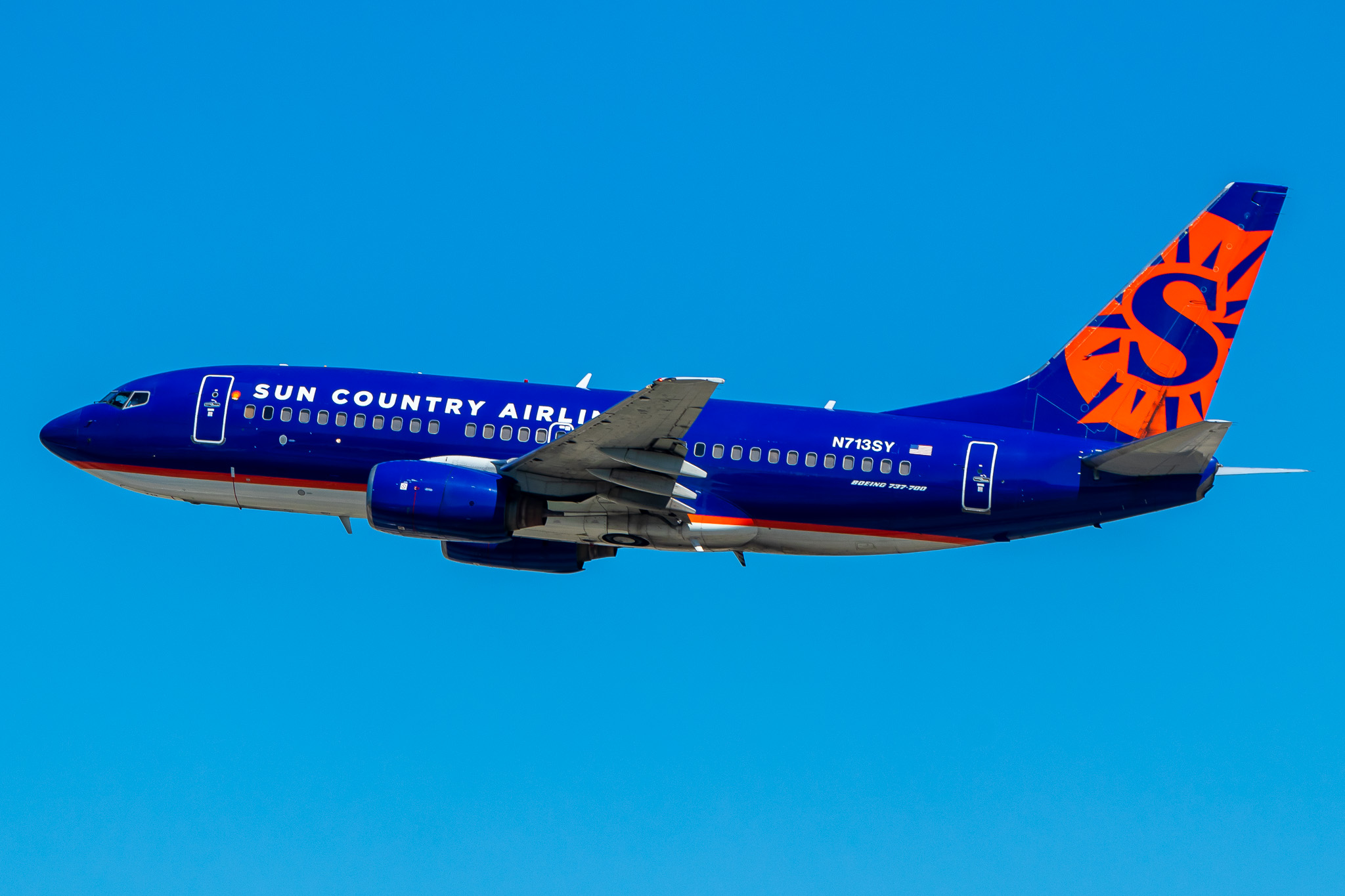 Full size: Sun Country Airlines Boeing 737-700 N713SY at Los Angeles International Airport