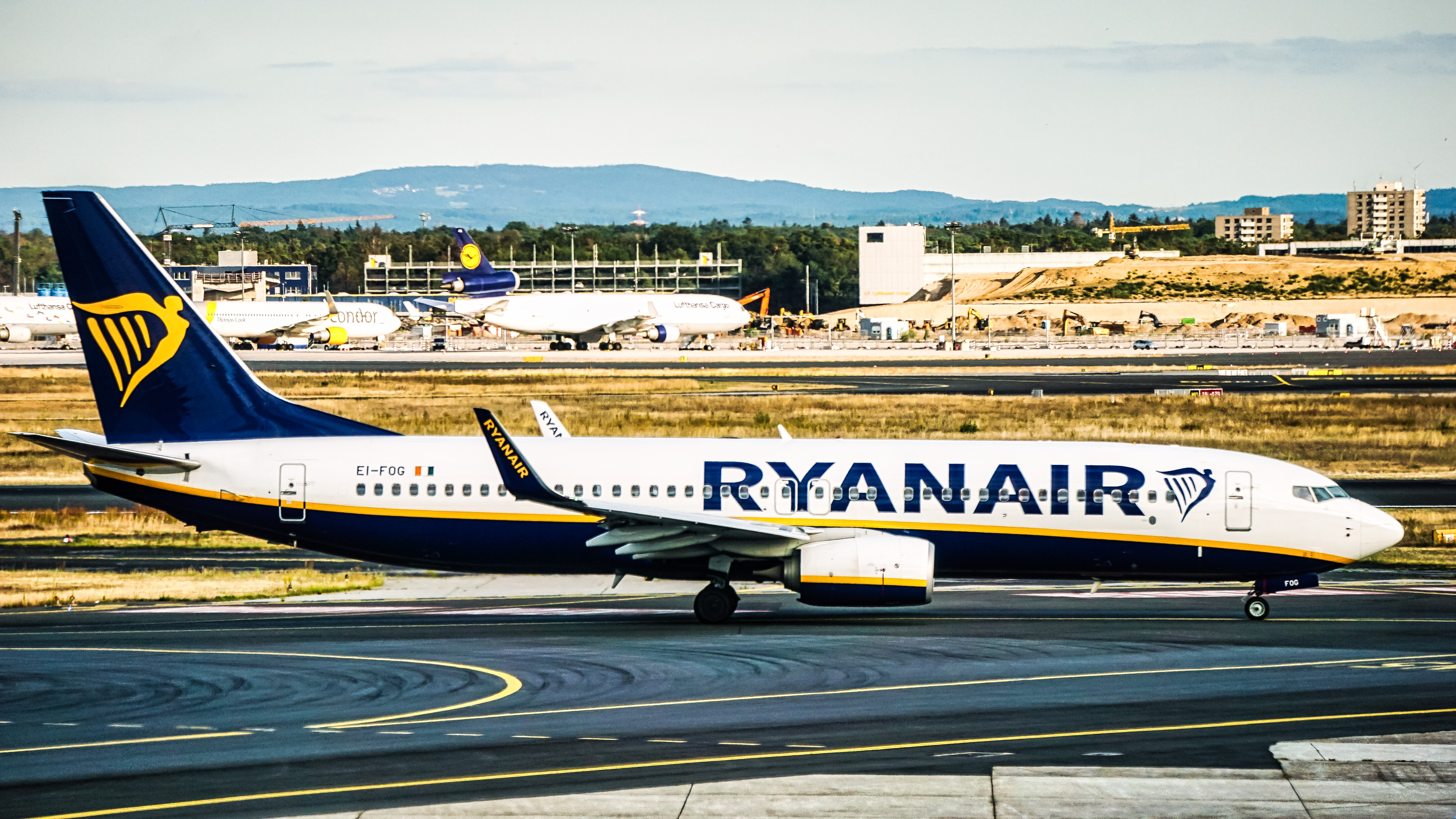 Full size: Ryanair Boeing 737-800 EI-FOG at Frankfurt International Airport