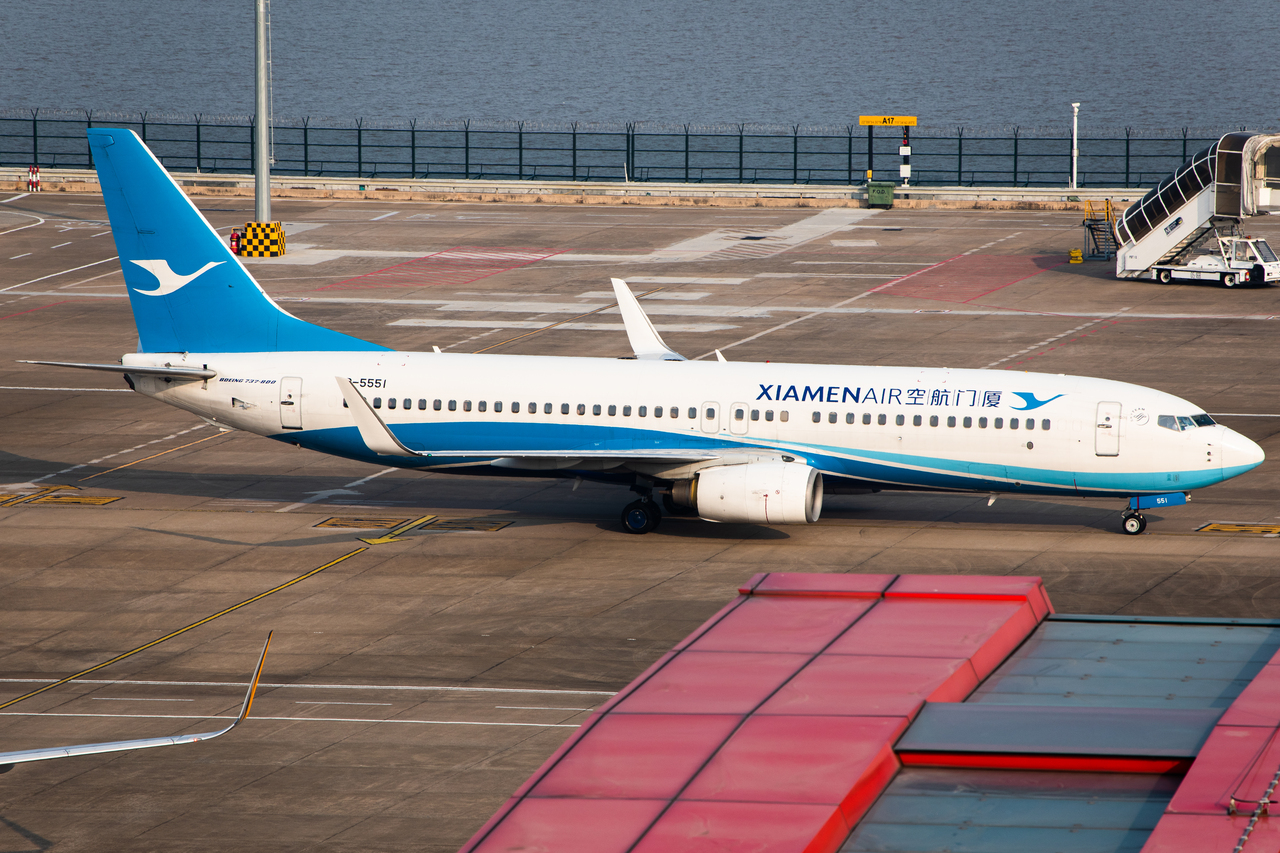 Full size: Xiamen Air Boeing 737-800 B-5551 at Macau International Airport