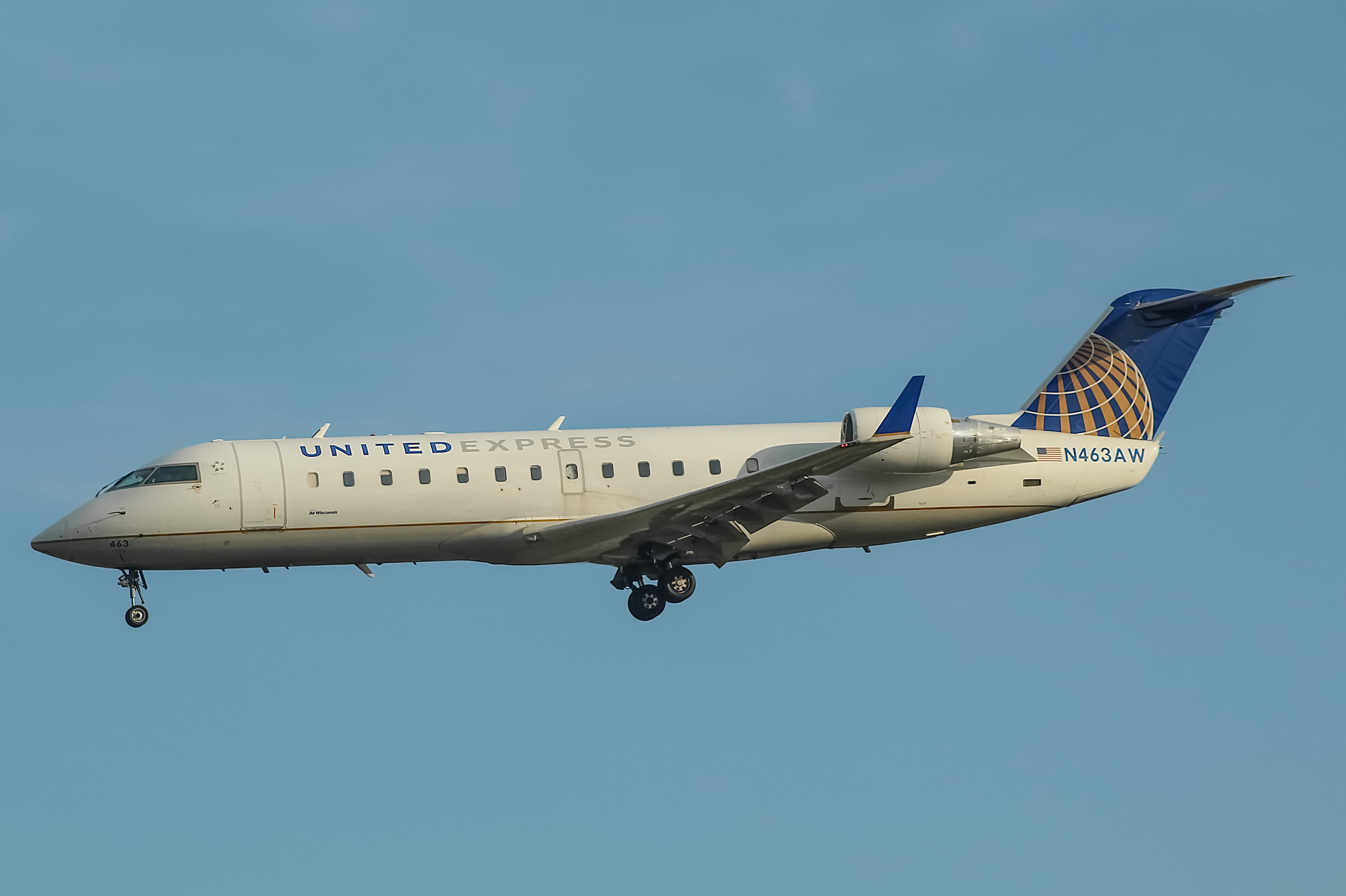 Full size: United Express Mitsubishi CRJ-200 N463AW at General Mitchell International Airport