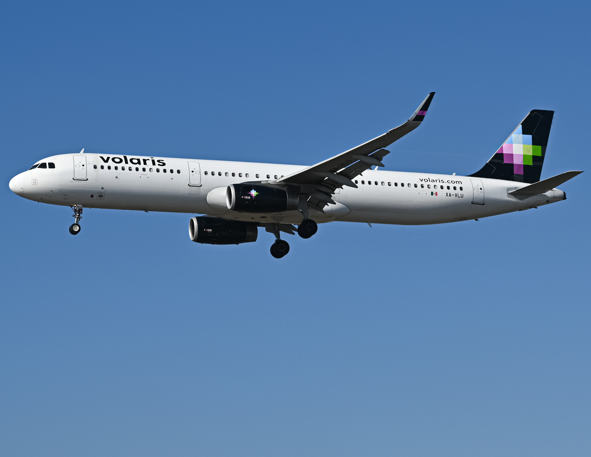 Full size: Volaris Airbus A321-200 XA-VLU at Los Angeles International Airport