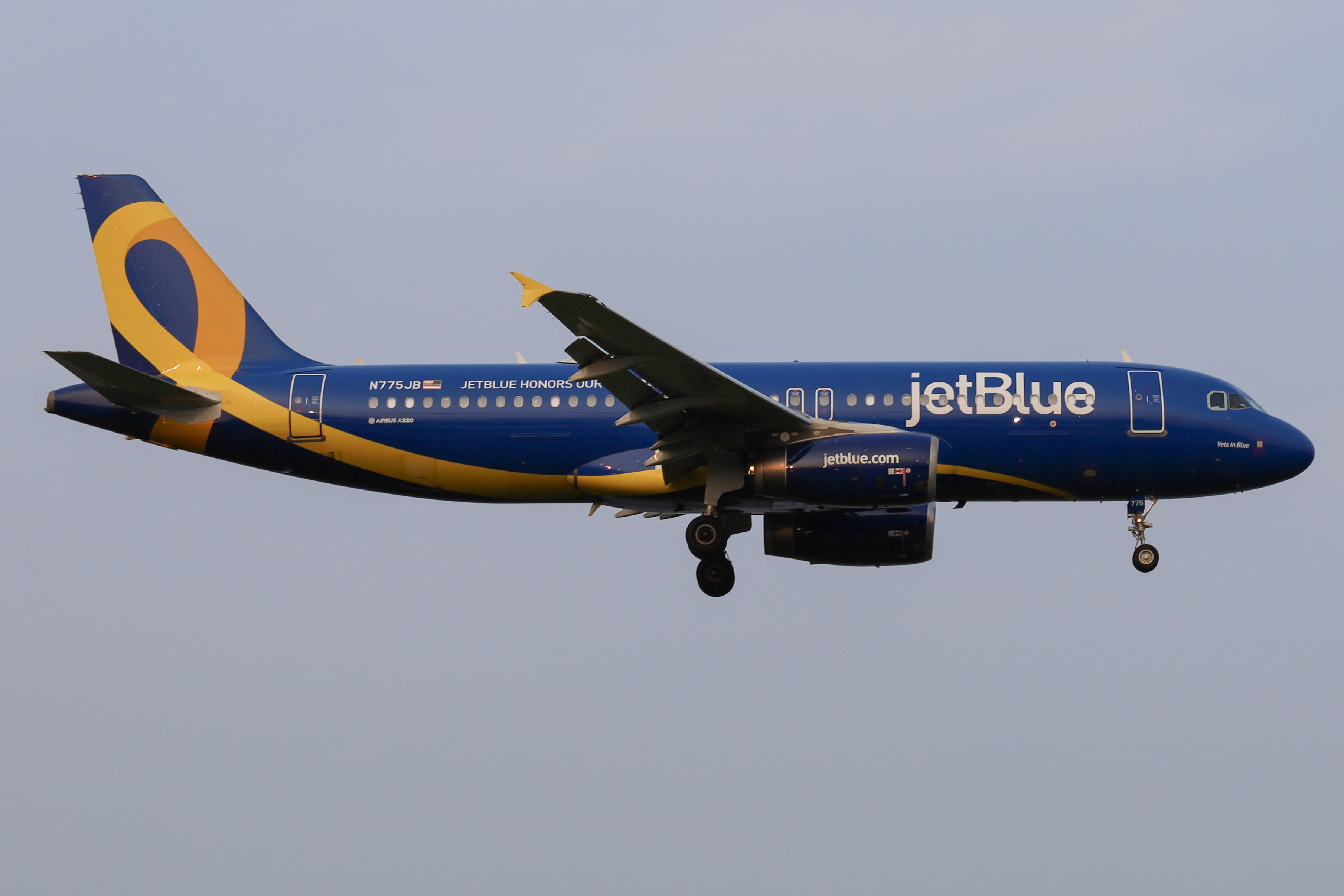 Full size: JetBlue Airways Airbus A320 N775JB at Ronald Reagan National Airport