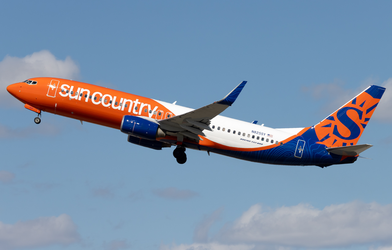 Full size: Sun Country Airlines Boeing 737-800 N825SY at Minneapolis-St Paul International/Wold-Chamberlain Airport