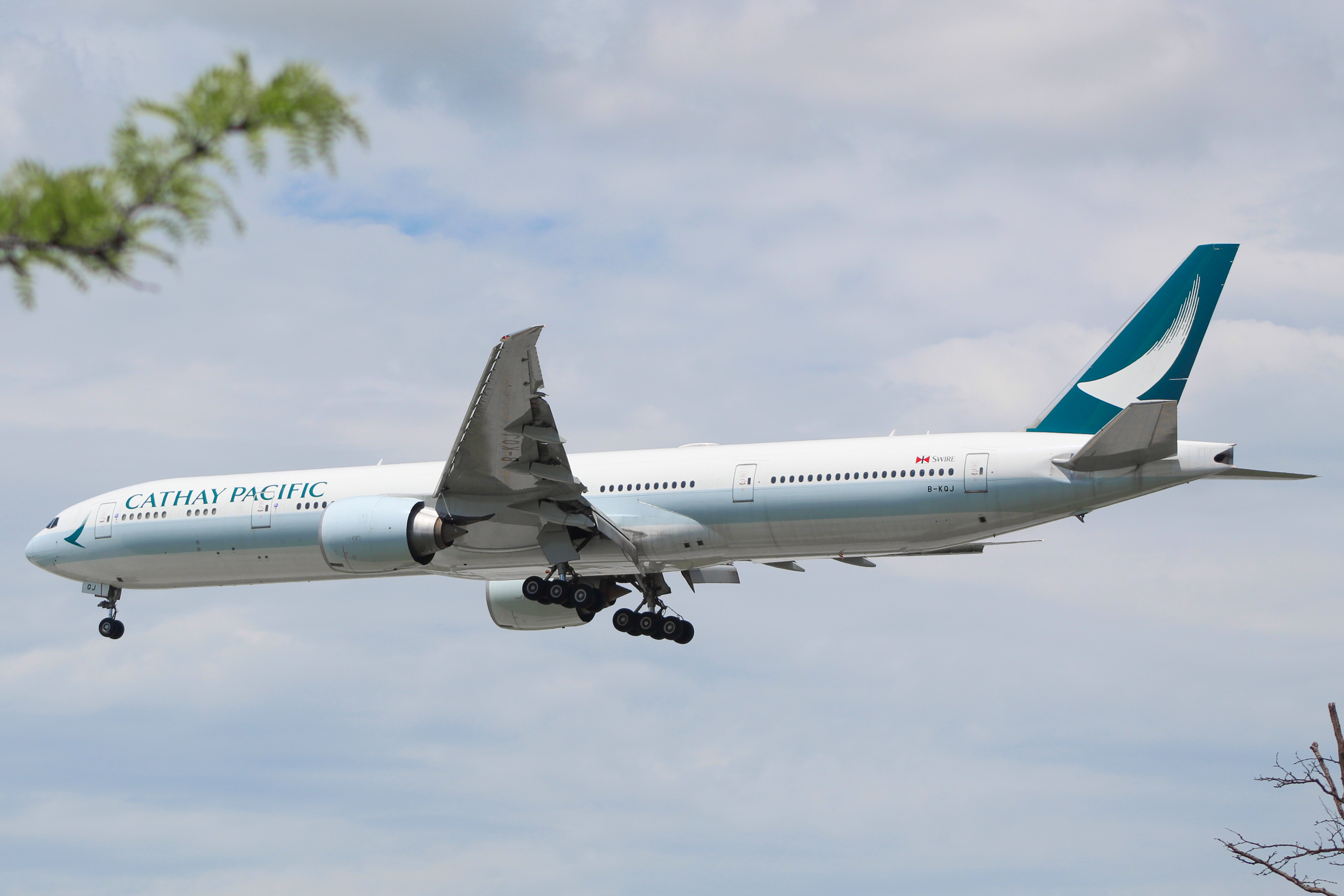 Full size: Cathay Pacific Boeing 777-300ER B-KQJ at Chicago O'Hare International Airport