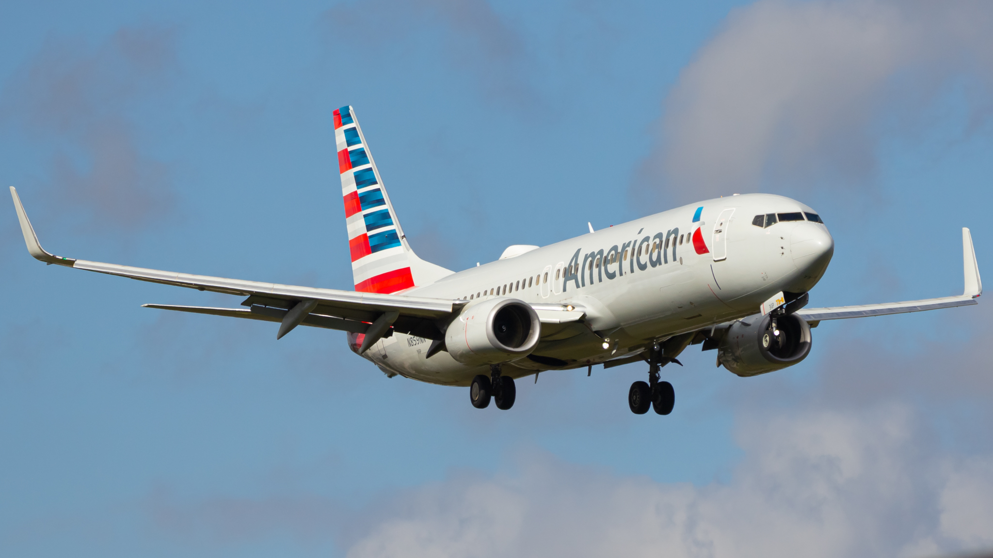 Full size: American Airlines Boeing 737-800 N859NN at Miami International Airport