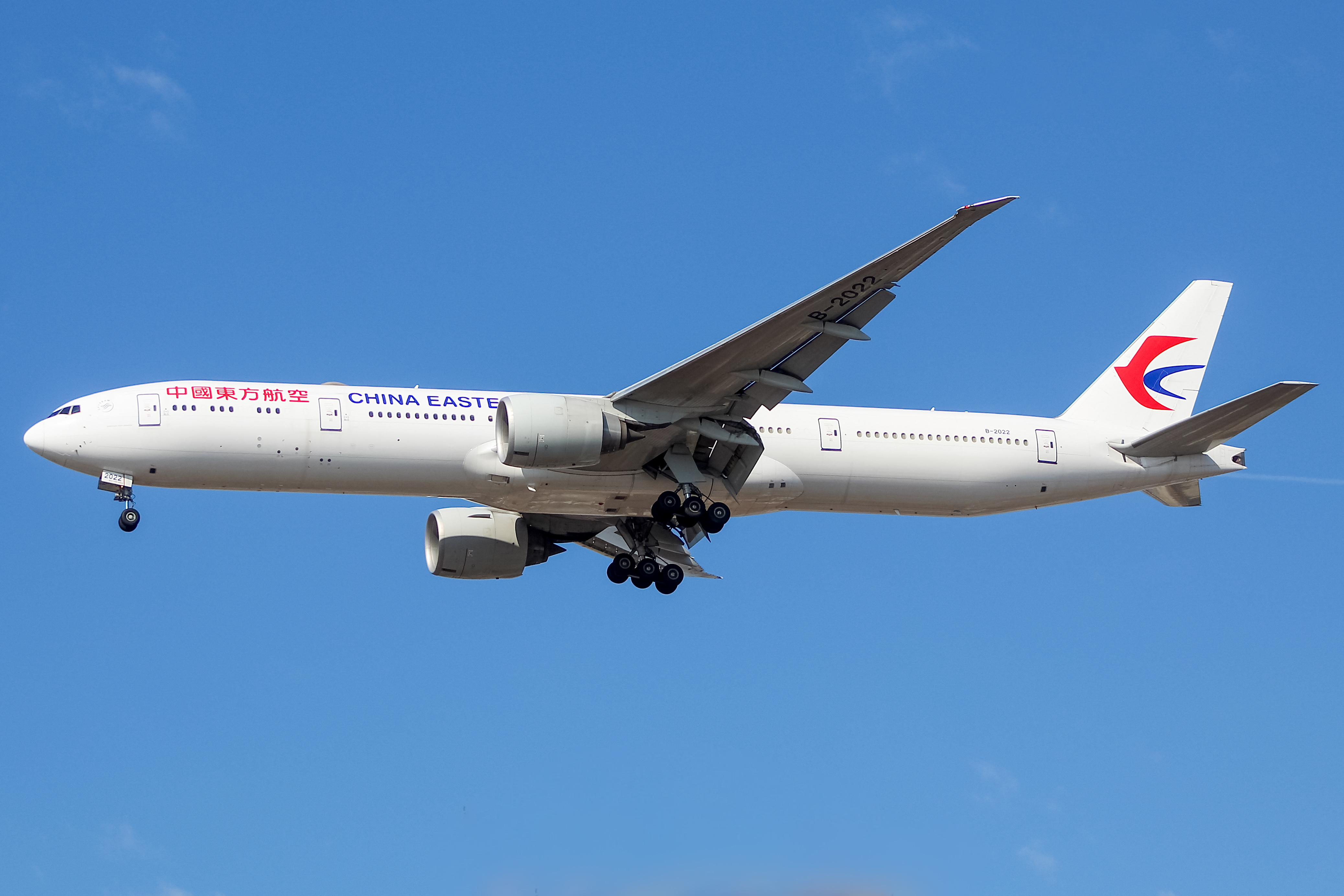 Full size: China Eastern Airlines Boeing 777-300ER B-2022 at Chicago O'Hare International Airport