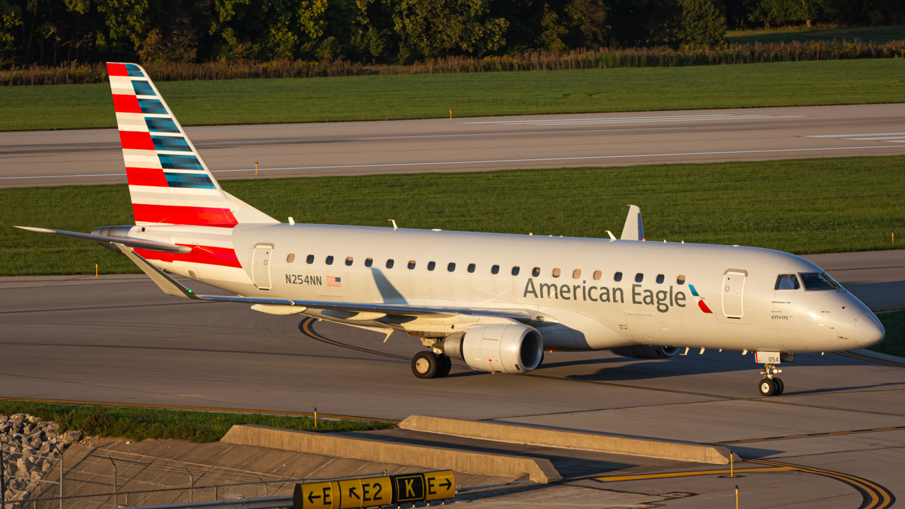 Full size: American Eagle Embraer E175 N254NN at John Glenn Columbus International Airport