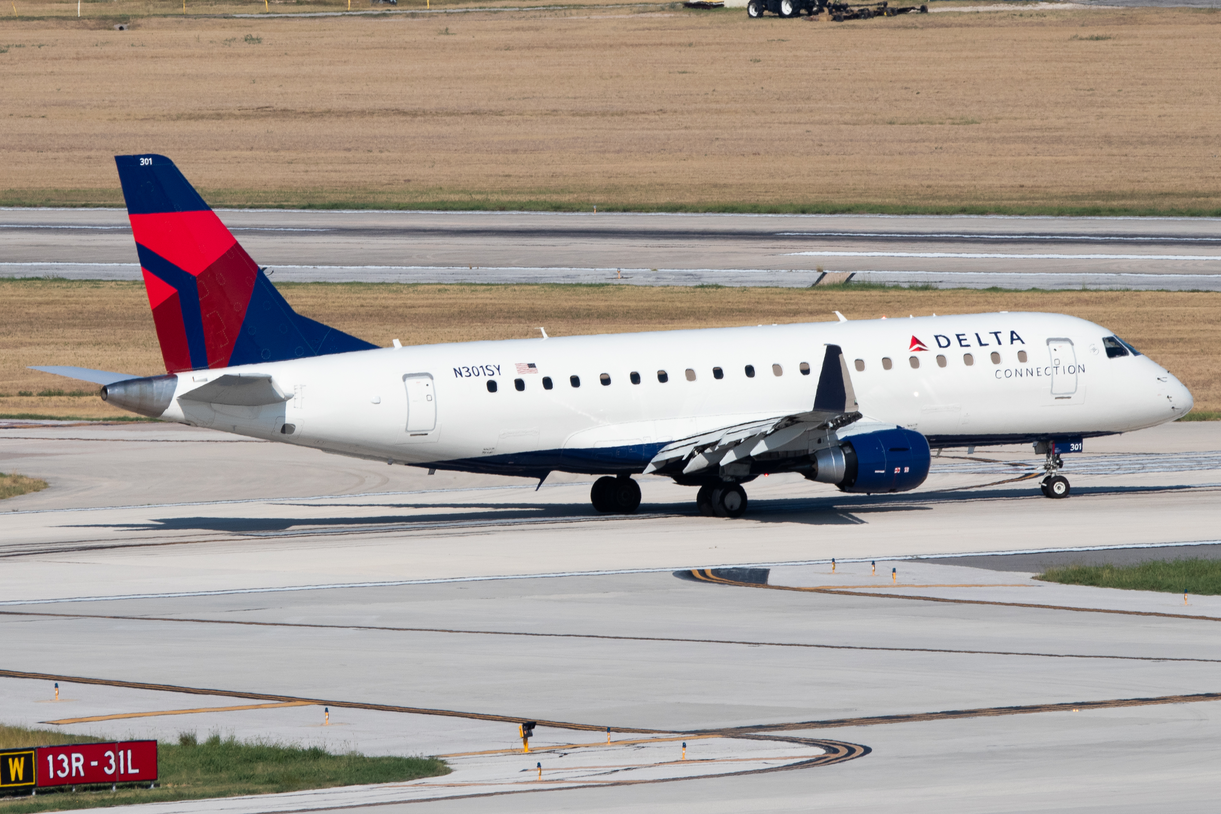 Full size: Delta Connection Embraer E175 N301SY at San Antonio International Airport