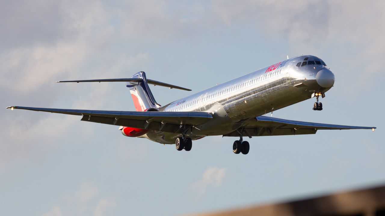 Full size: RedAir McDonnell Douglas MD-82 HI1064 at Miami International Airport