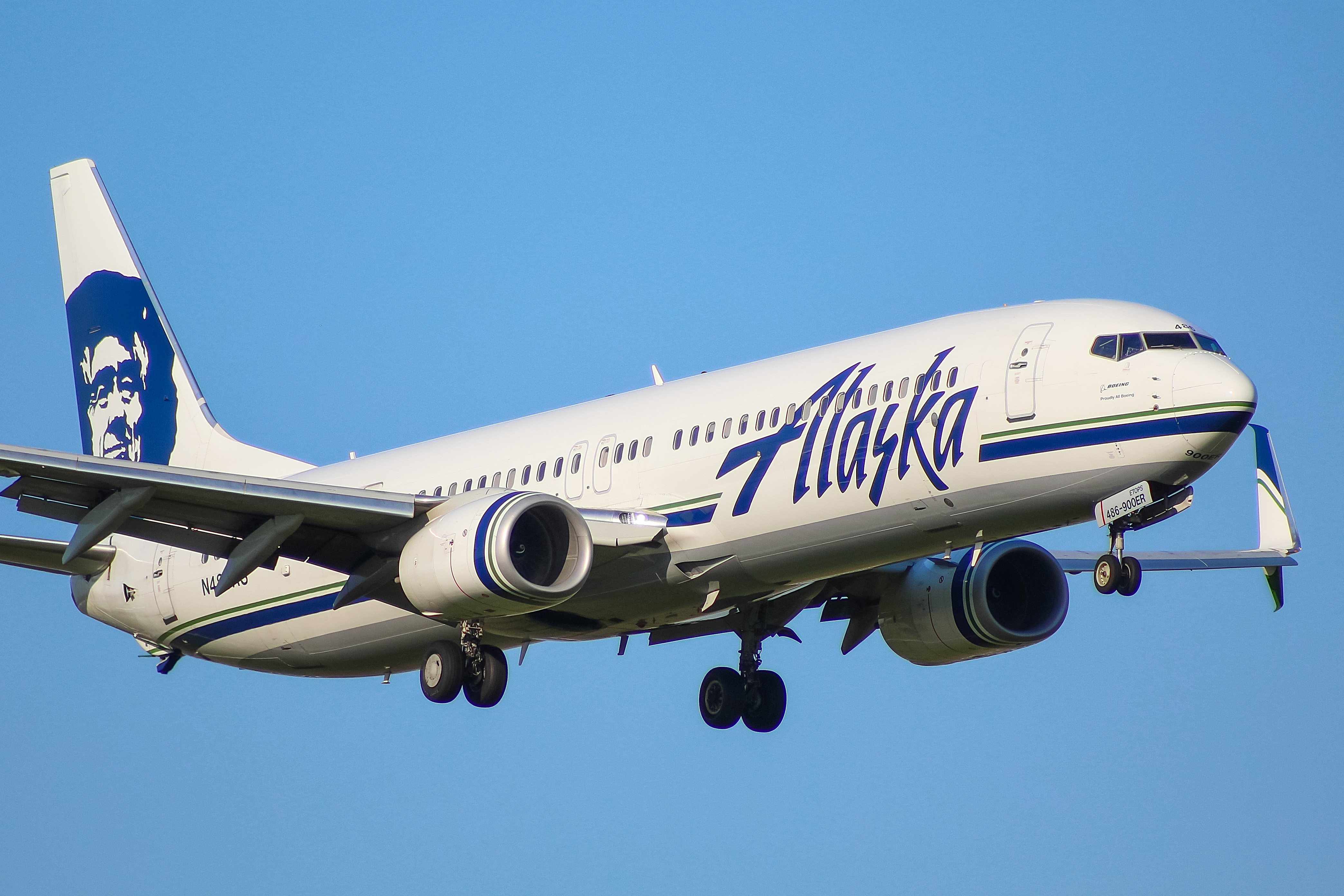 Full size: Alaska Airlines Boeing 737-900ER N486AS at General Mitchell International Airport