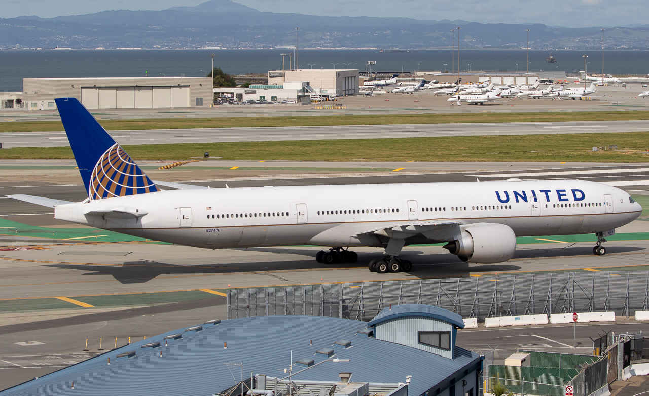 Full size: United Airlines Boeing 777-300ER N2747U at San Francisco International Airport