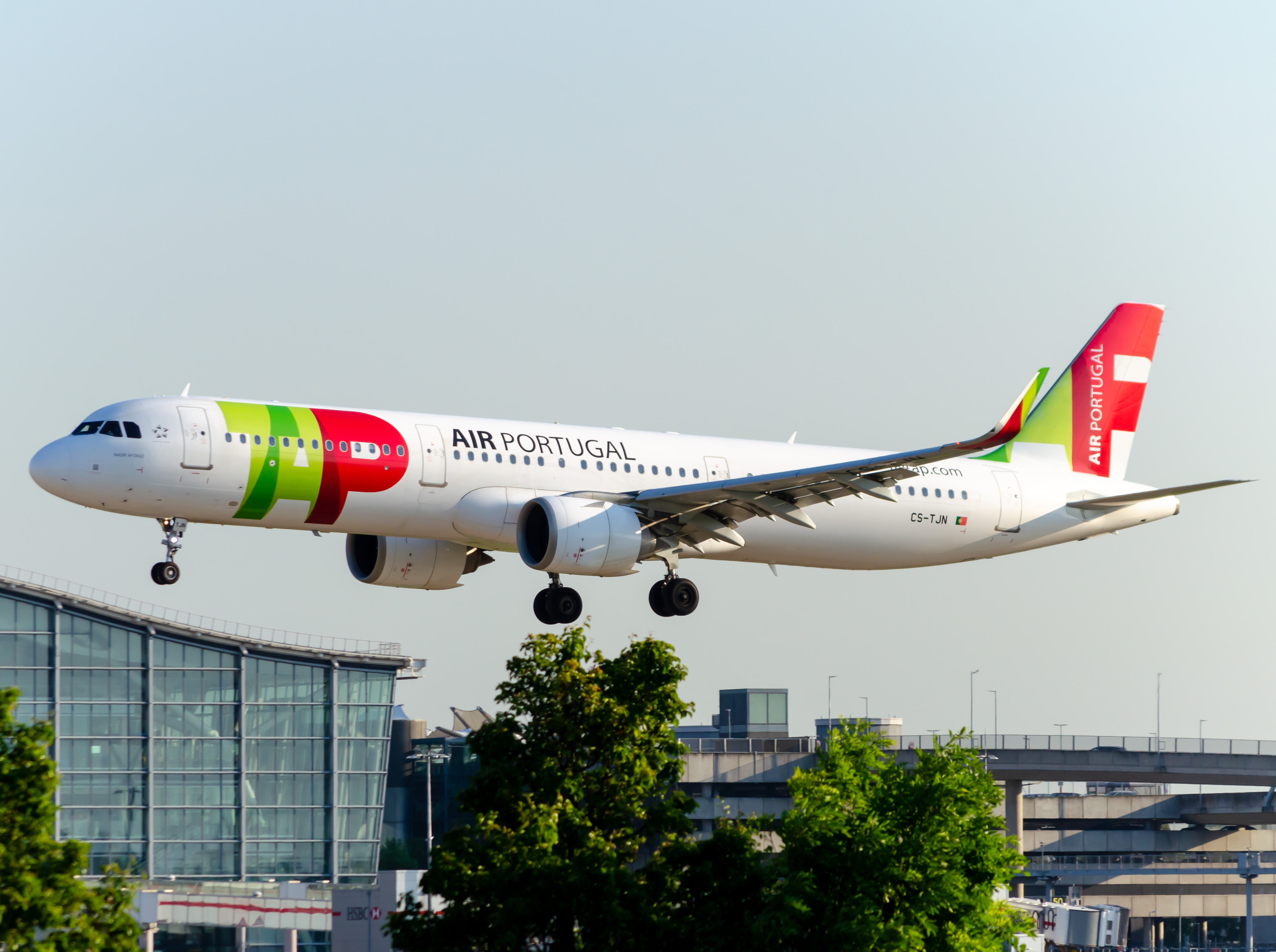 Full size: TAP Air Portugal Airbus A321NEO CSTJN  at London Heathrow International Airport