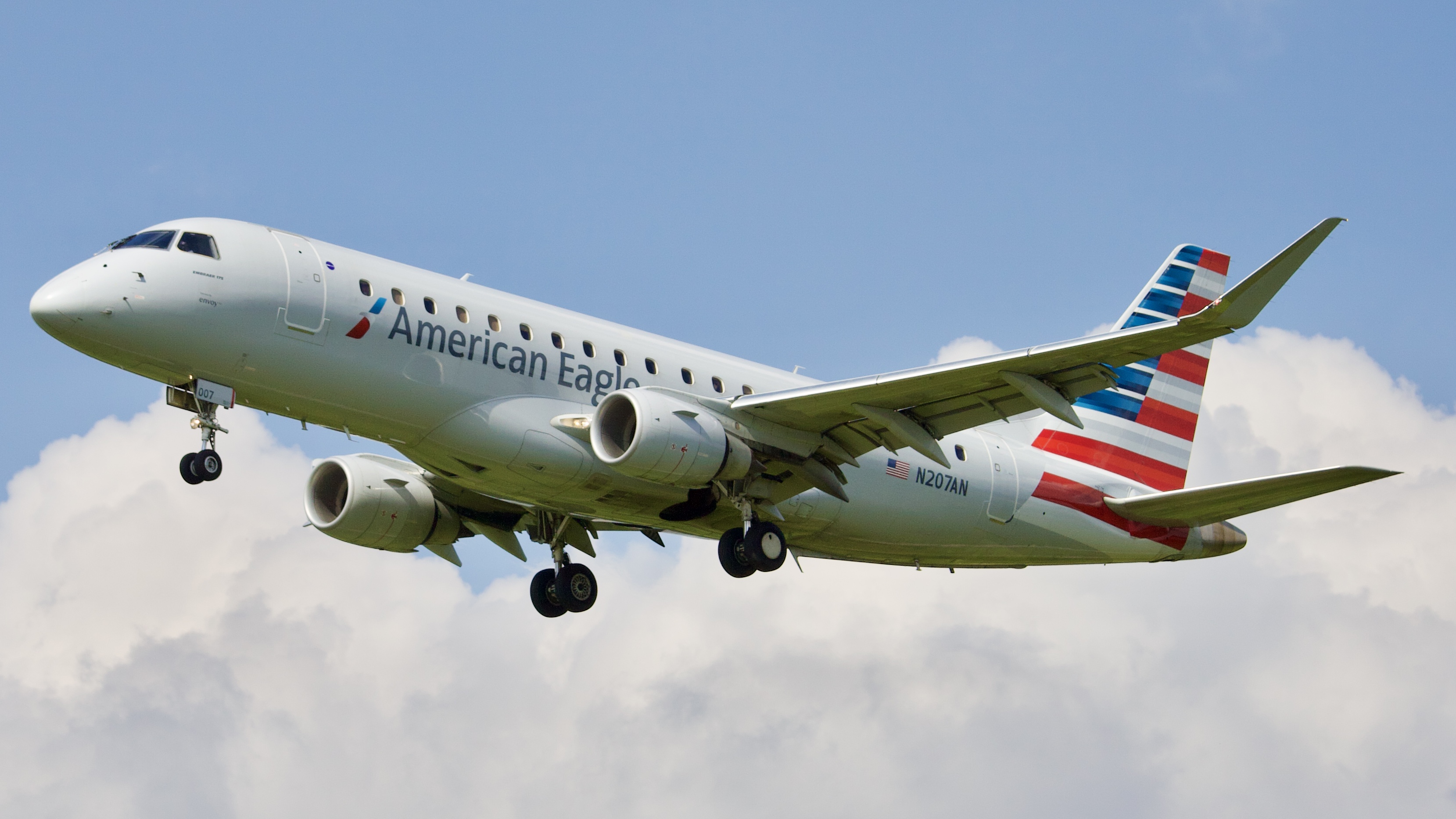Full size: American Eagle Embraer E175 N207AN at John Glenn Columbus International Airport