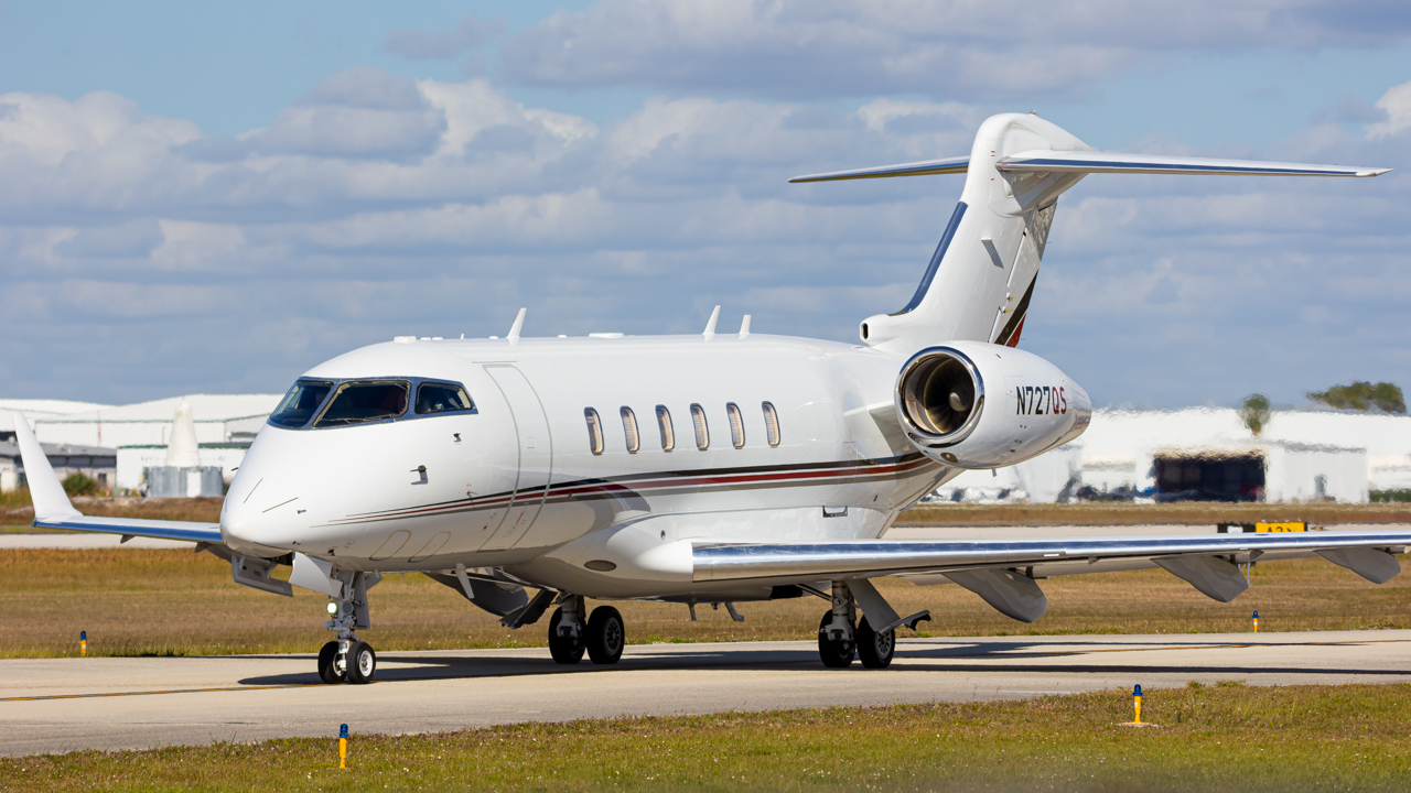 Full size: NetJets Bombardier Challenger 350  N727QS at Naples Municipal Airport