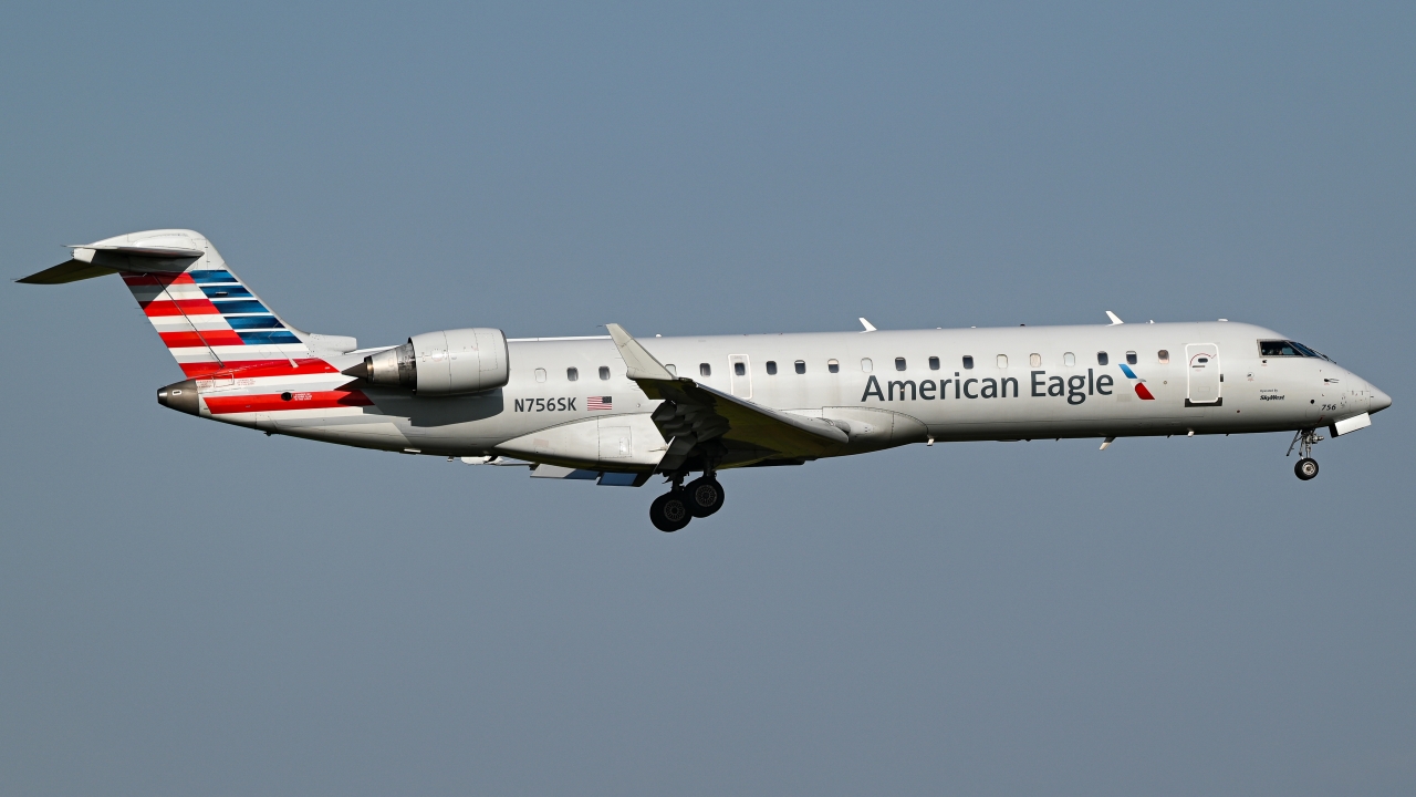 Full size: SkyWest Airlines Mitsubishi CRJ-700 N756SK at Dallas-Fort Worth International Airport
