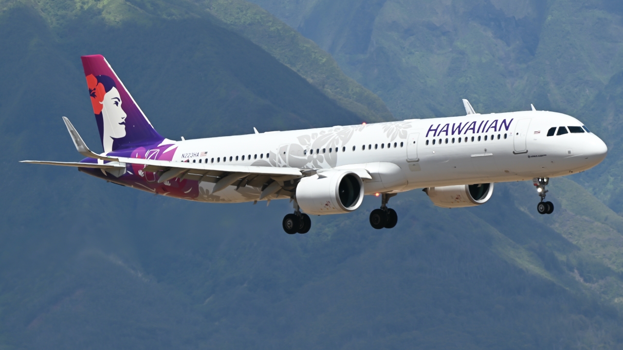 Full size: Hawaiian Airlines Airbus A321NEO N223HA at Kahului Airport