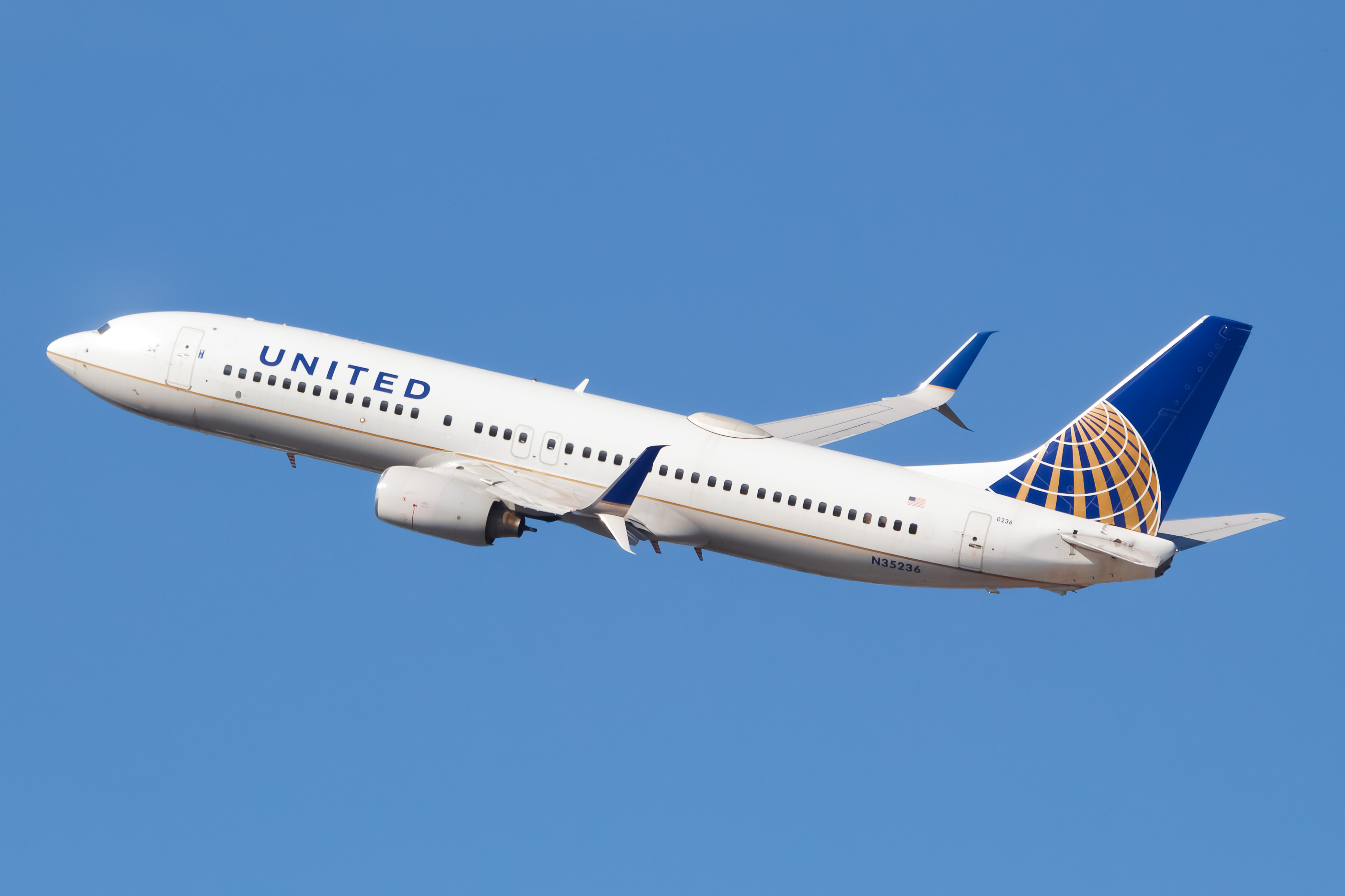 Full size: United Airlines Boeing 737-800 N35236 at Newark Liberty International Airport