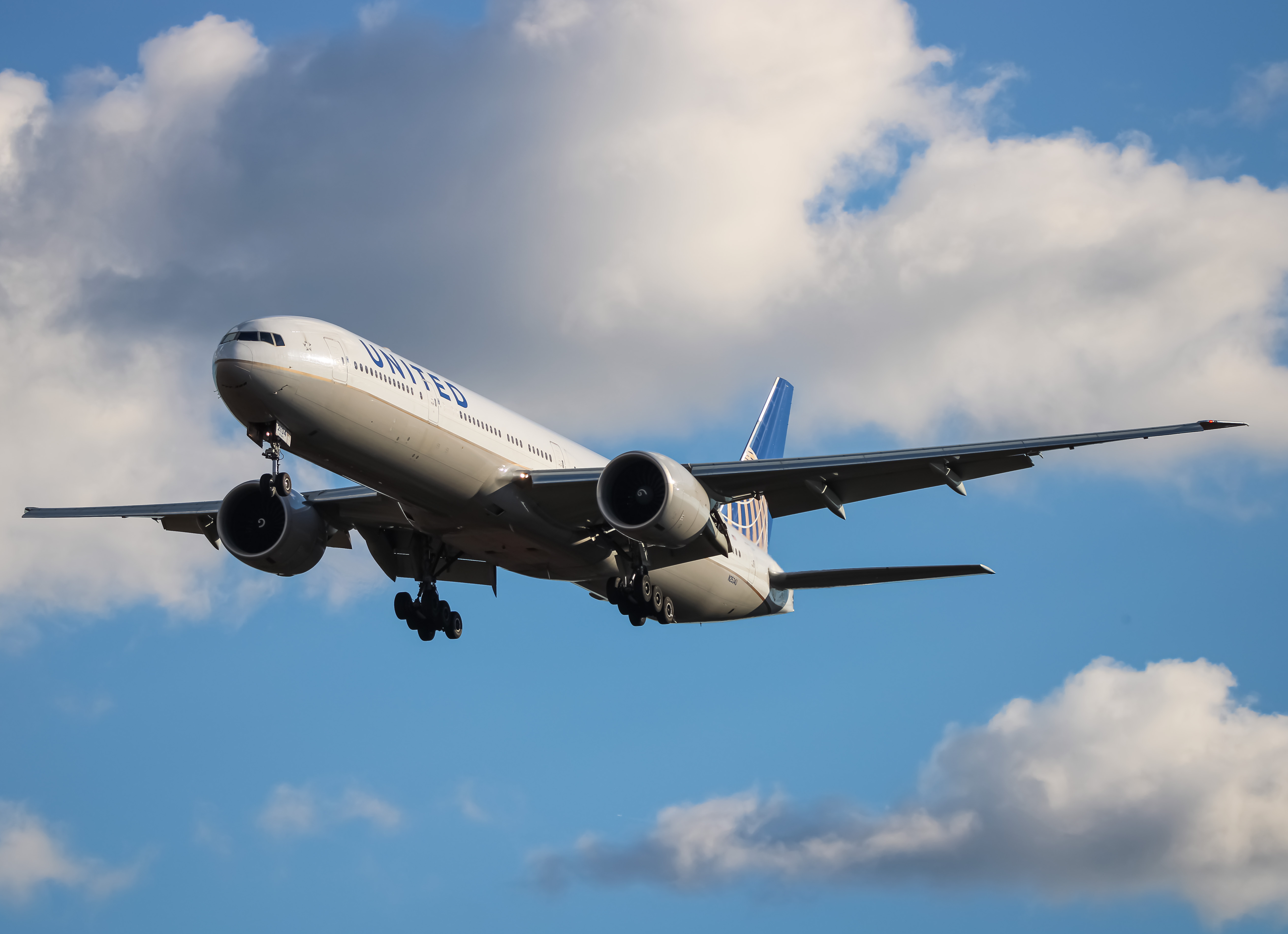 Full size: United Airlines Boeing 777-300ER N2534U at Washington Dulles International Airport