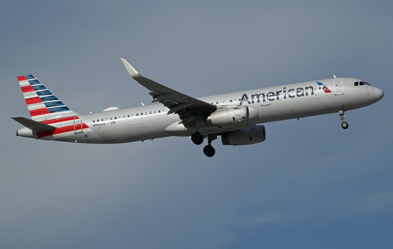 Full size: American Airlines Airbus A321-200 N996AN at Orlando International Airport