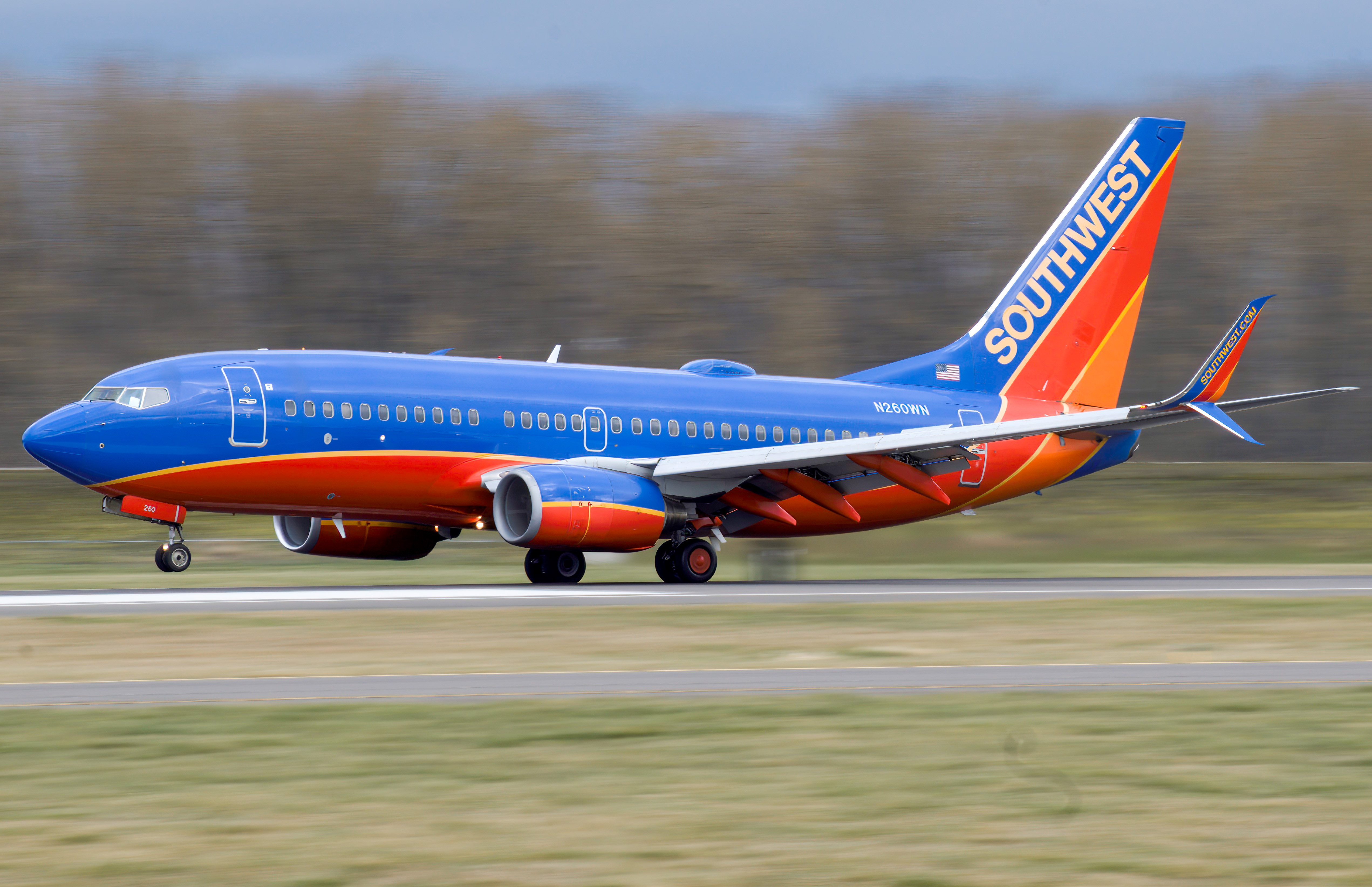 Full size: Southwest Airlines Boeing 737-700 N260WN at Portland International Airport