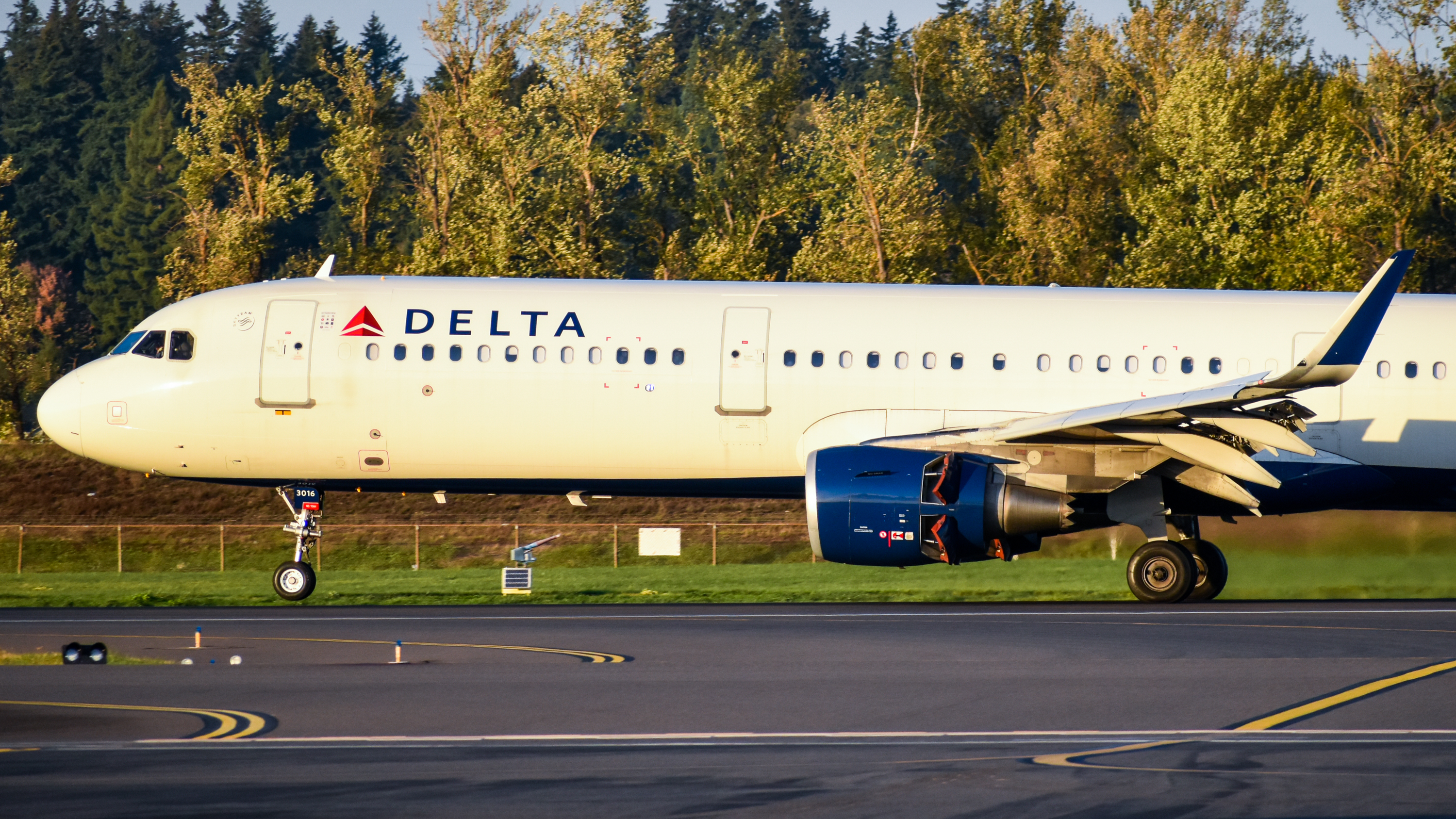 Full size: Delta Air Lines Airbus A321-200 N316DN at Portland International Airport