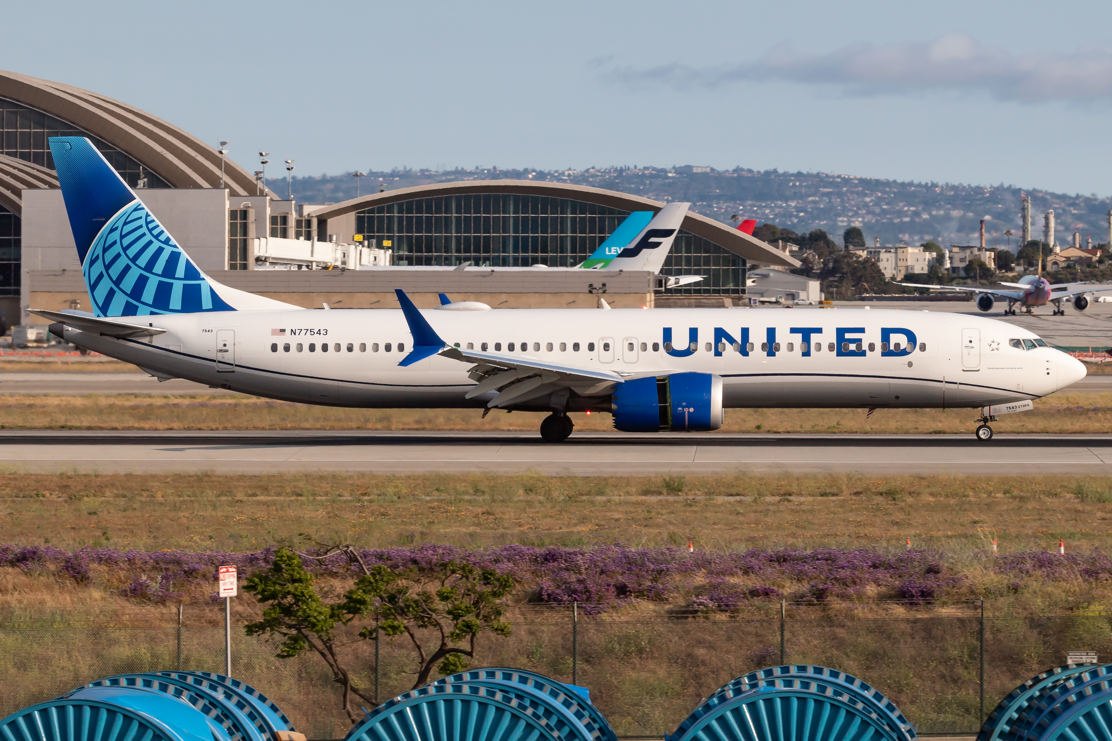 Full size: United Airlines Boeing 737 MAX 9 N77543 at Los Angeles International Airport