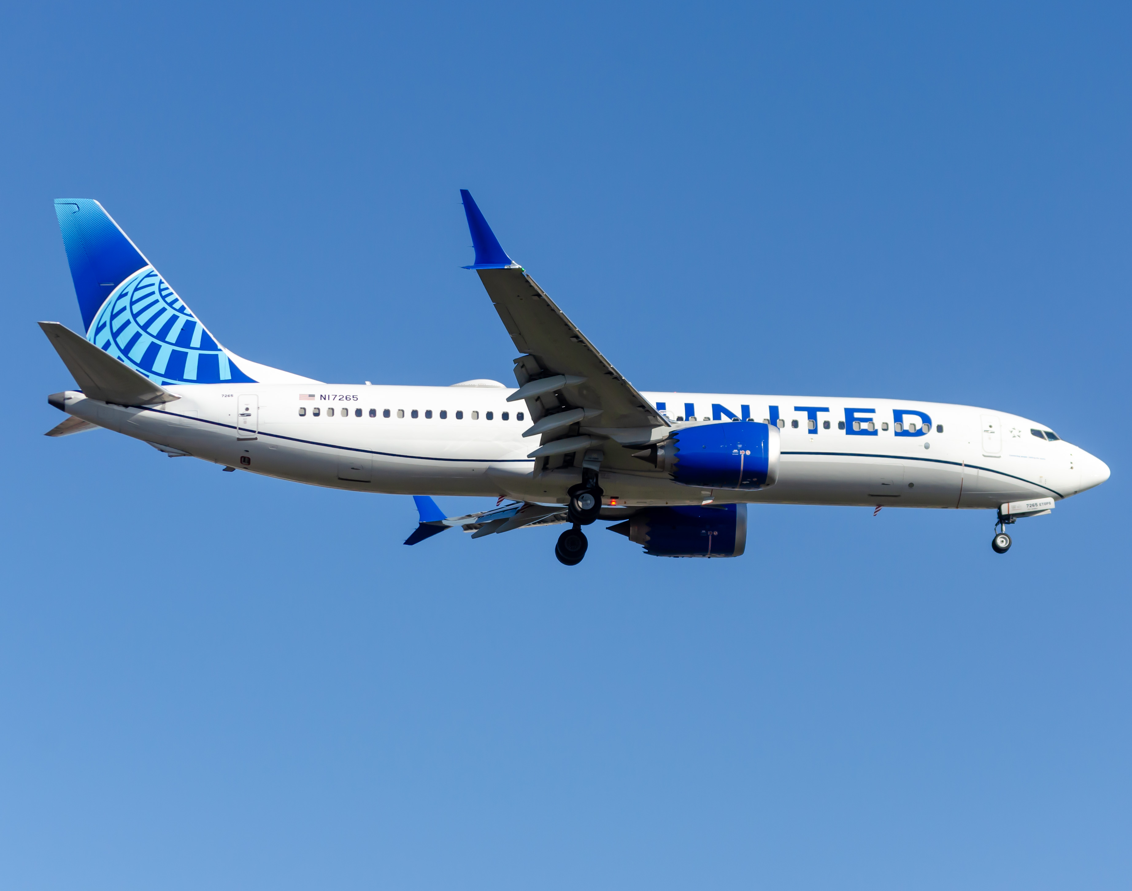 Full size: United Airlines Boeing 737 MAX 8 N17265 at Newark Liberty International Airport