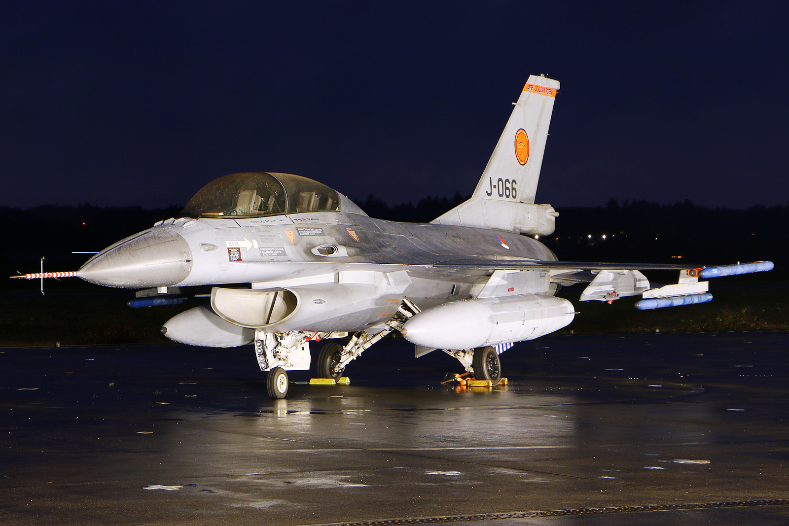 Full size: Netherlands - Royal Air Force General Dynamics F-16BM Fighting Falcon J-066 at 