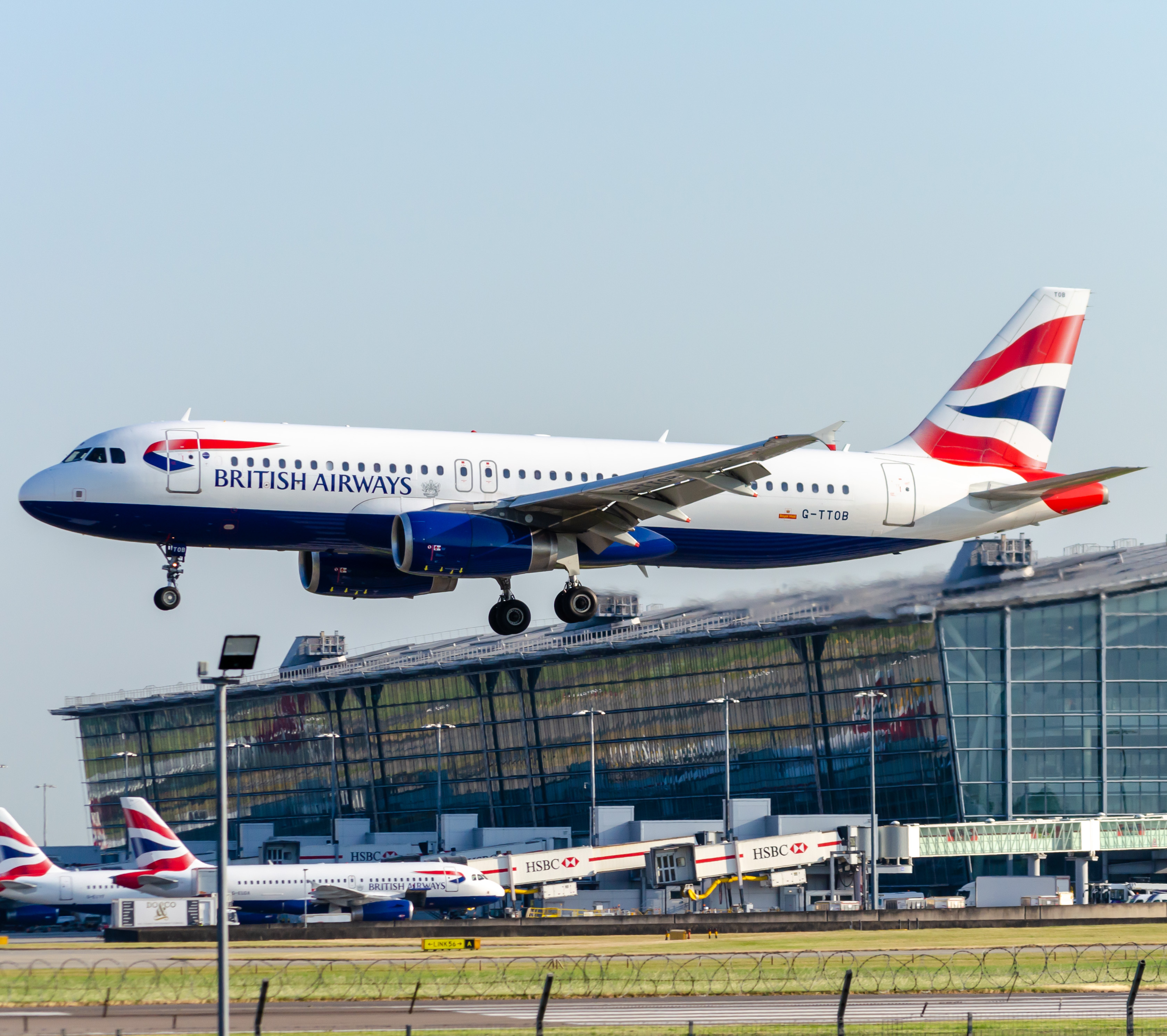Full size: British Airways Airbus A320 G-TTOB  at London Heathrow International Airport