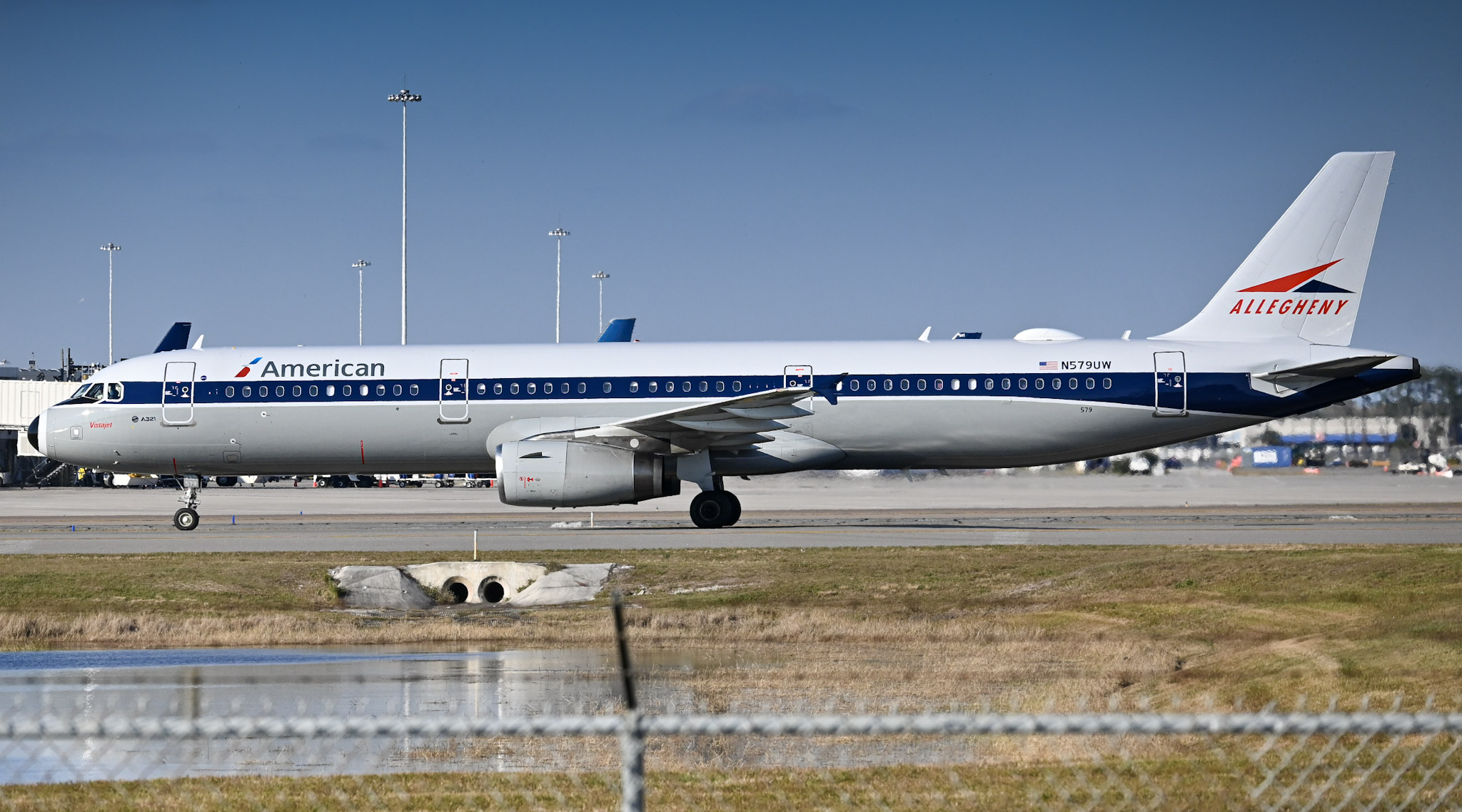 Full size: American Airlines Airbus A321-200 N579UW at Orlando International Airport