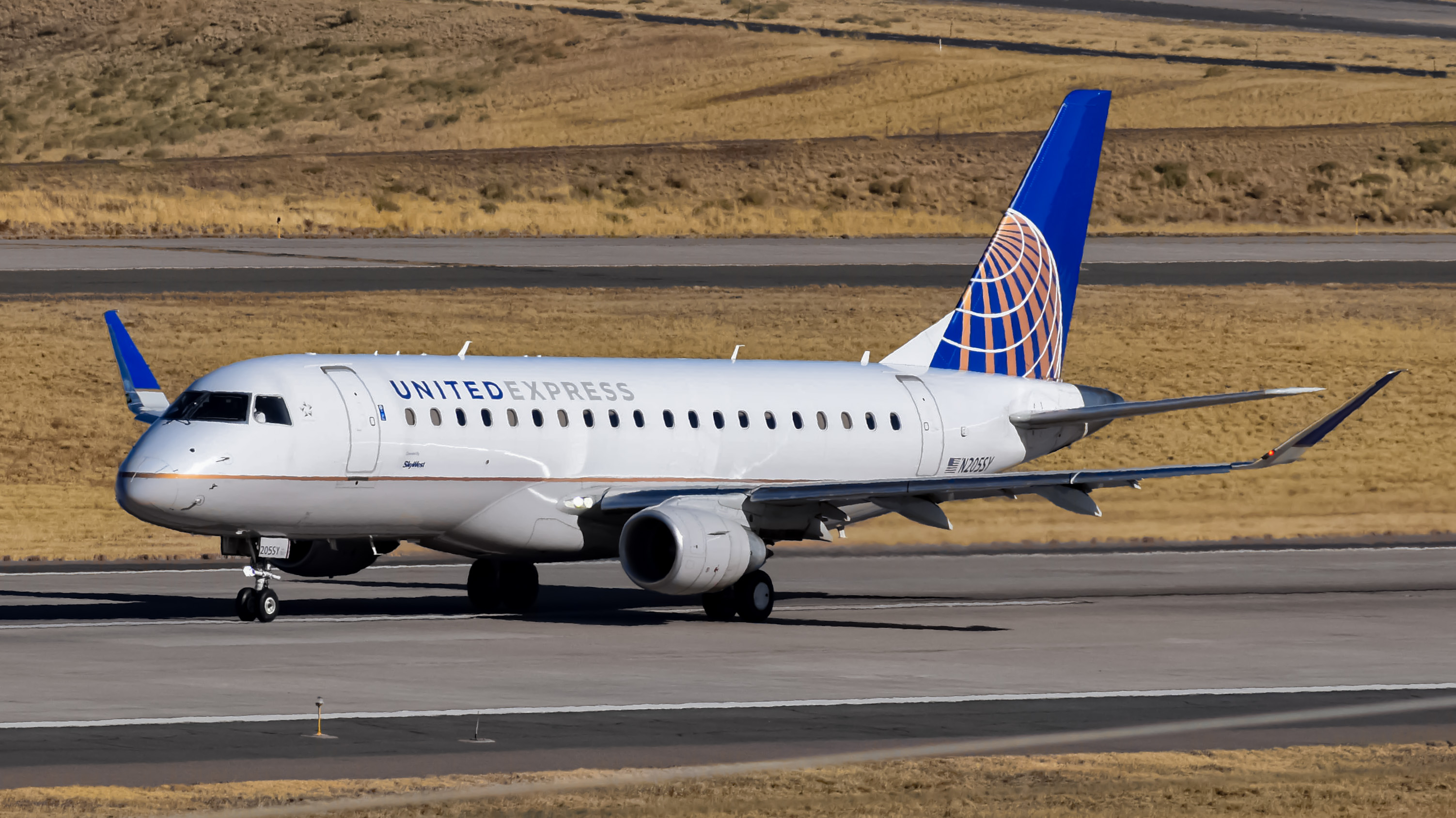 Full size: United Express Embraer E175 N205SY at Denver International Airport