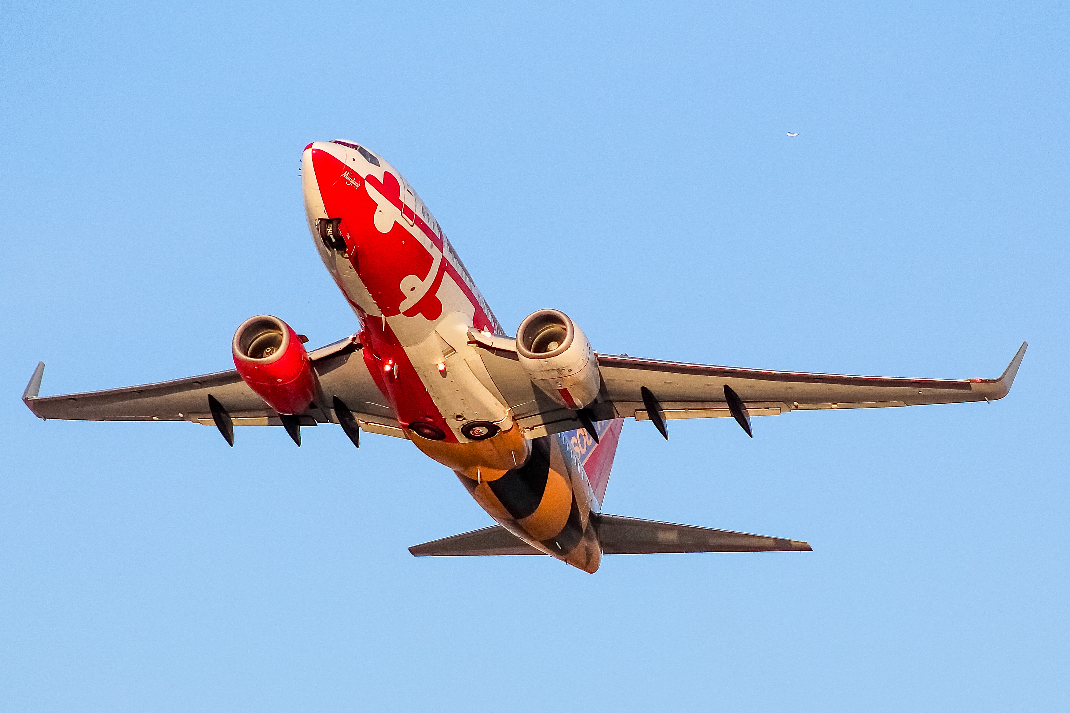Full size: Southwest Airlines Boeing 737-700 N214WN at General Mitchell International Airport