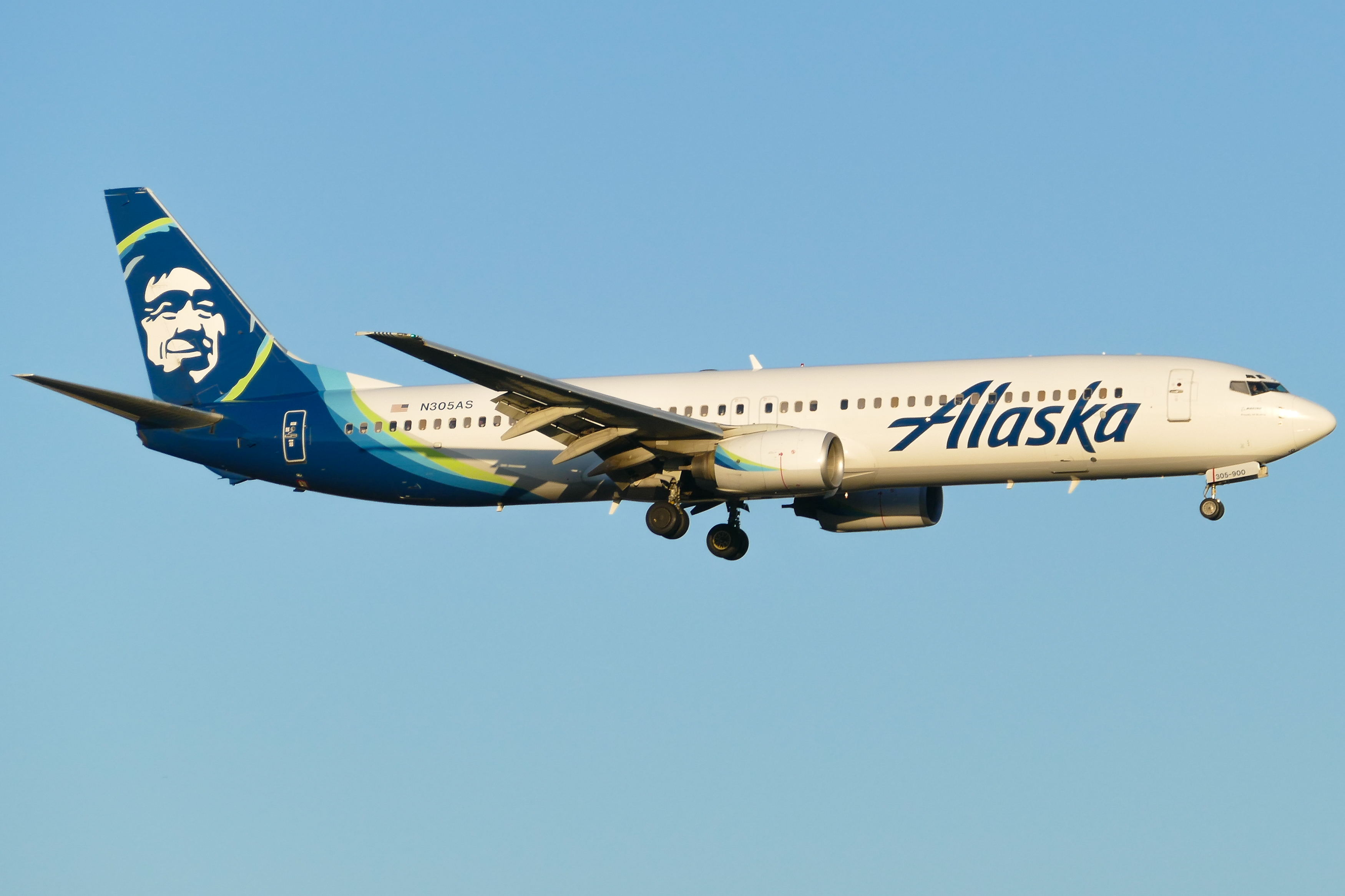 Full size: Alaska Airlines Boeing 737-900 N305AS at Austin-Bergstrom International Airport