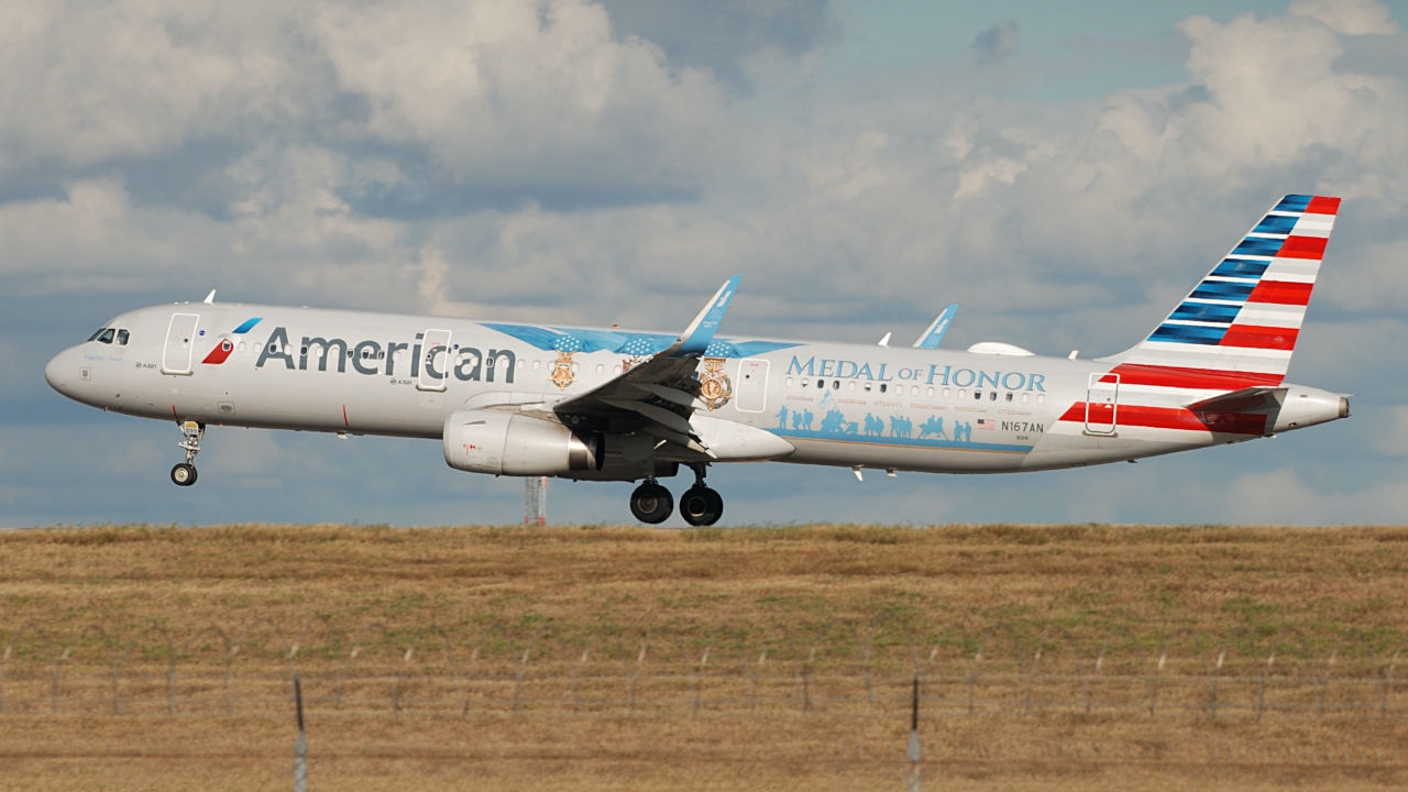 Full size: American Airlines Airbus A321-200 N167AN at Dallas-Fort Worth International Airport