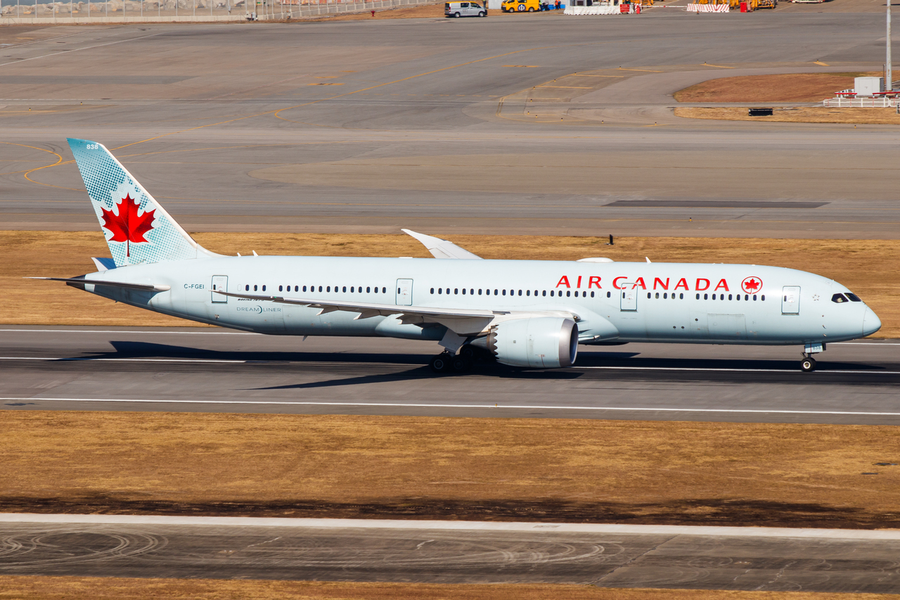 Full size: Air Canada  Boeing 787-9 C-FGEI at Hong Kong International Airport
