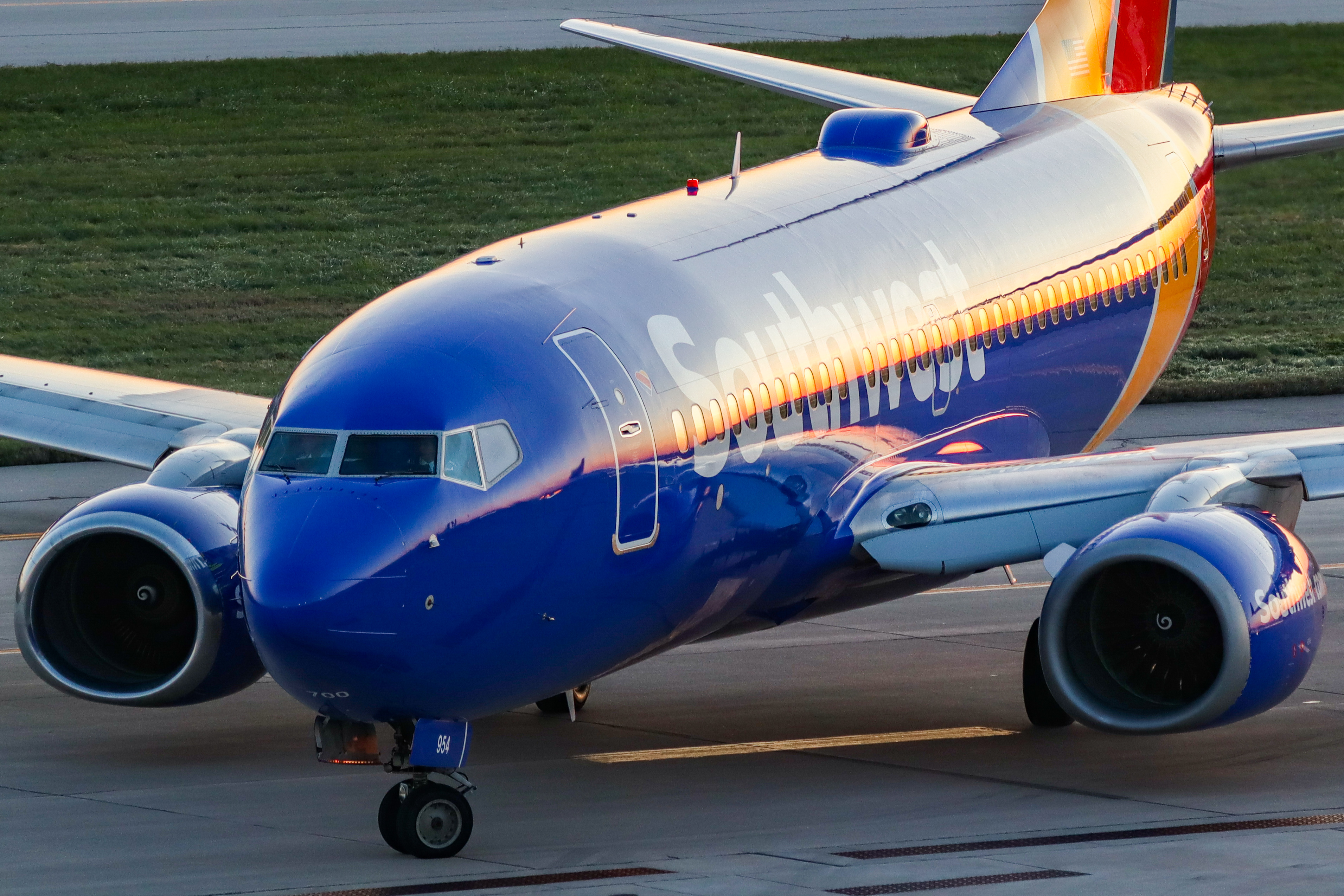 Full size: Southwest Airlines Boeing 737-700 N954WN at John Glenn Columbus International Airport
