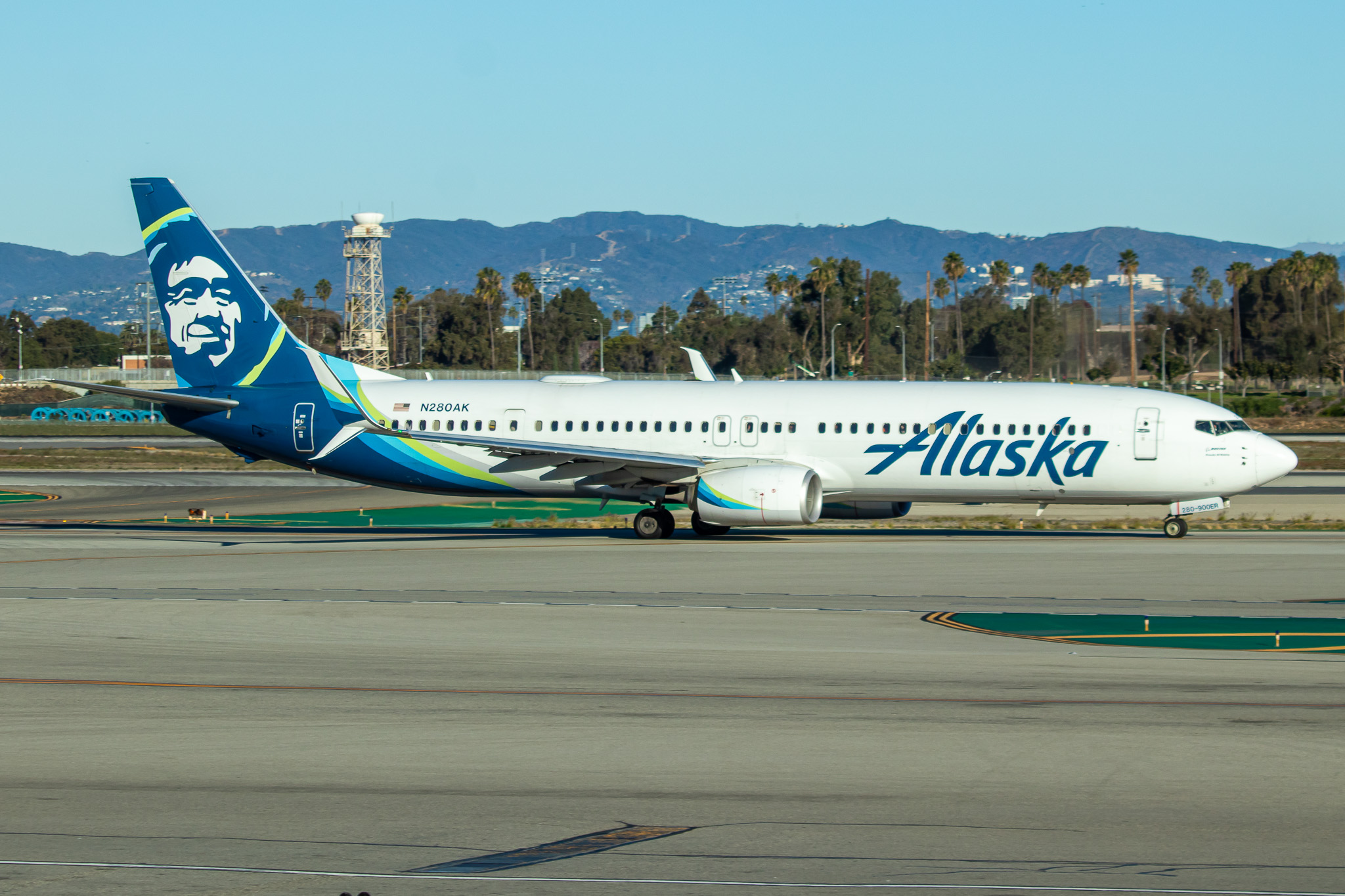 Full size: Alaska Airlines Boeing 737-900ER N280AK at Los Angeles International Airport