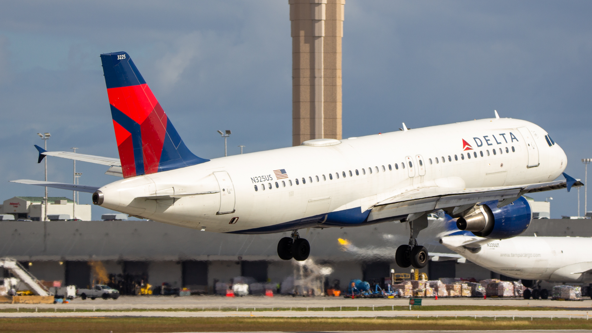 Full size: Delta Airlines Airbus A319 N325US at Miami International Airport