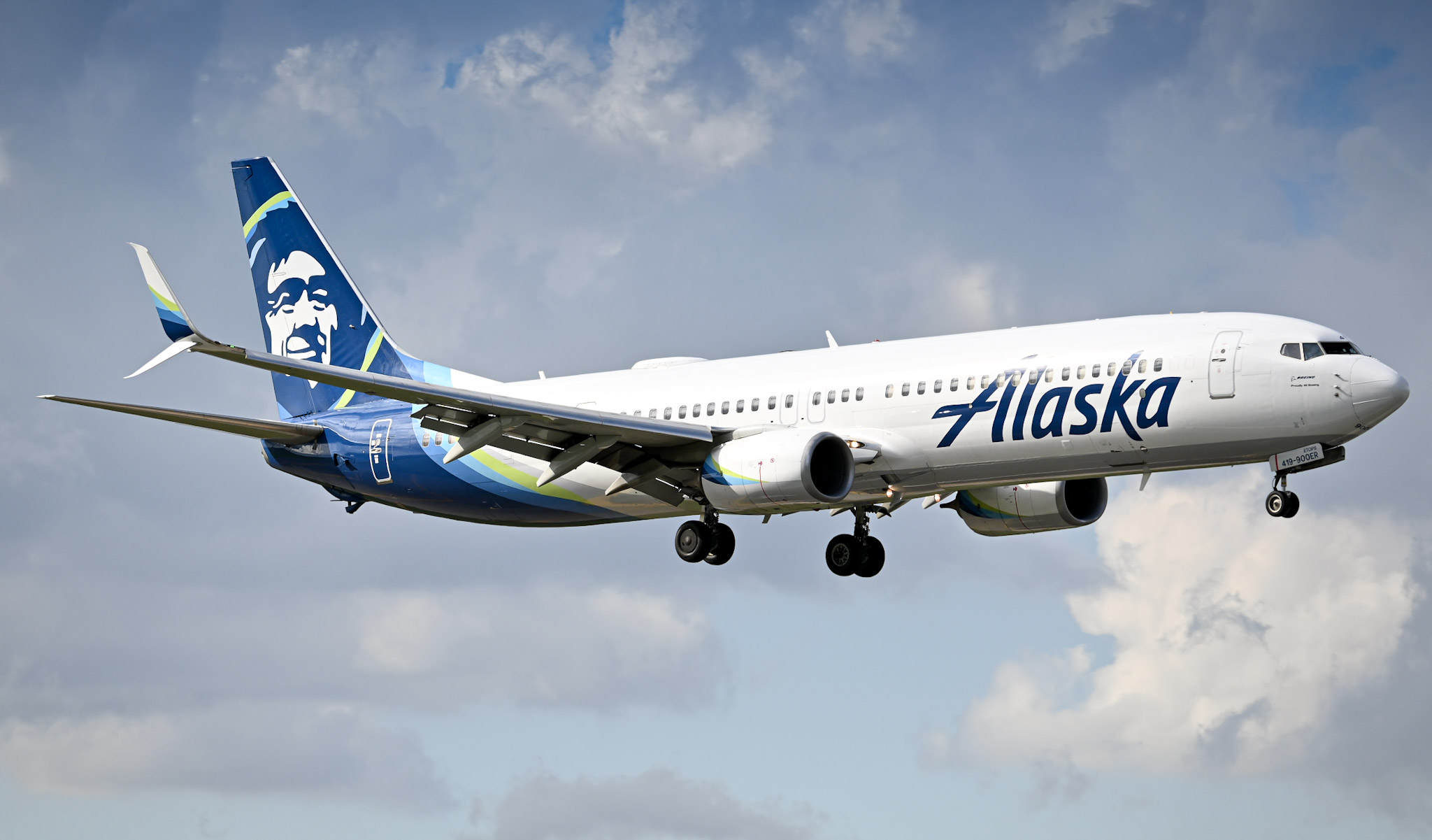 Full size: Alaska Airlines Boeing 737-900ER N419AS at Miami International Airport