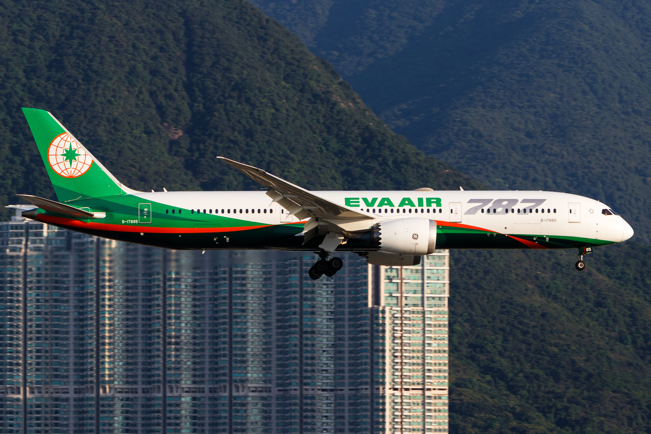 Full size: EVA Air Boeing 787-9 B-17885 at Hong Kong International Airport