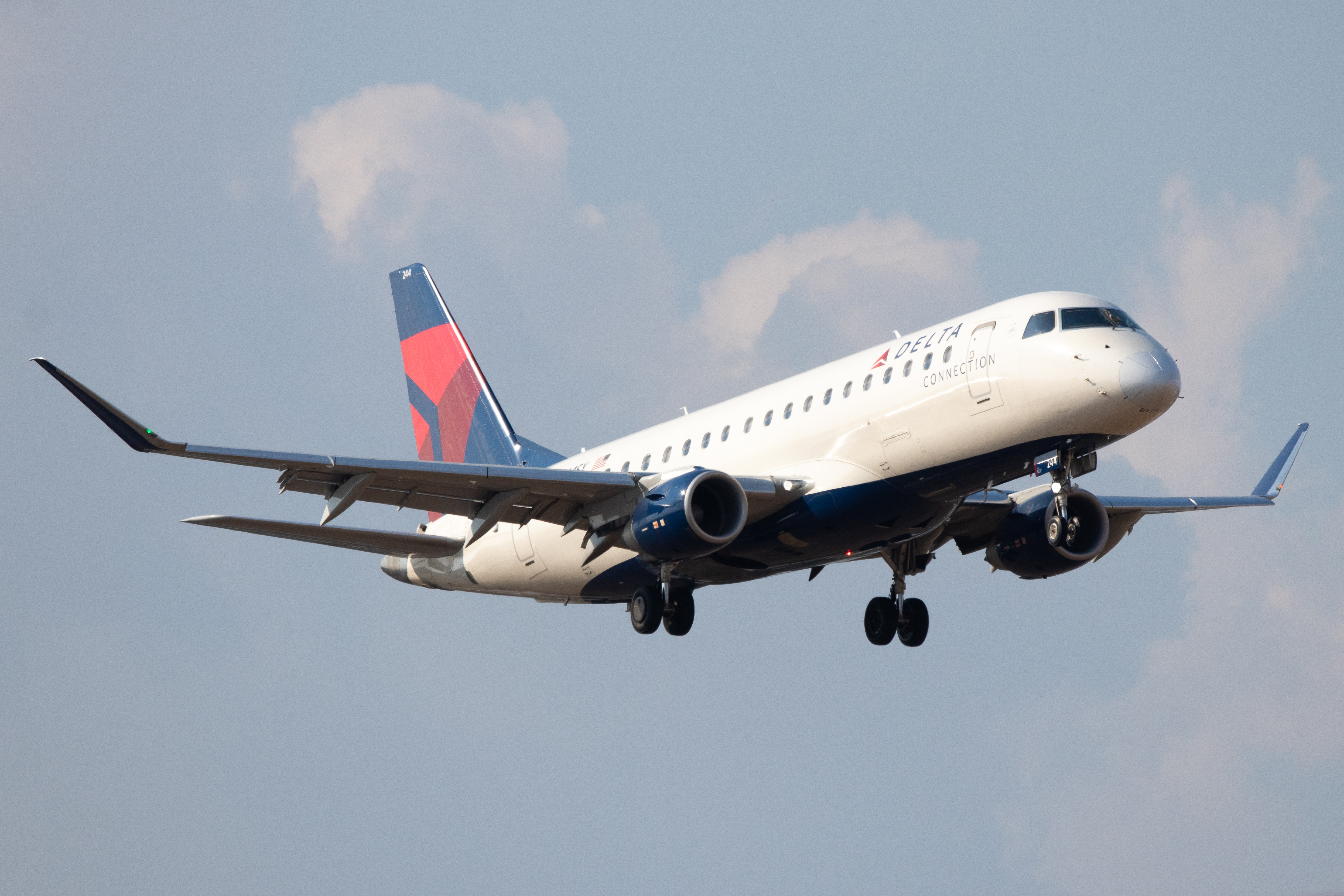 Full size: Delta Connection Embraer E175 N244SY at San Antonio International Airport