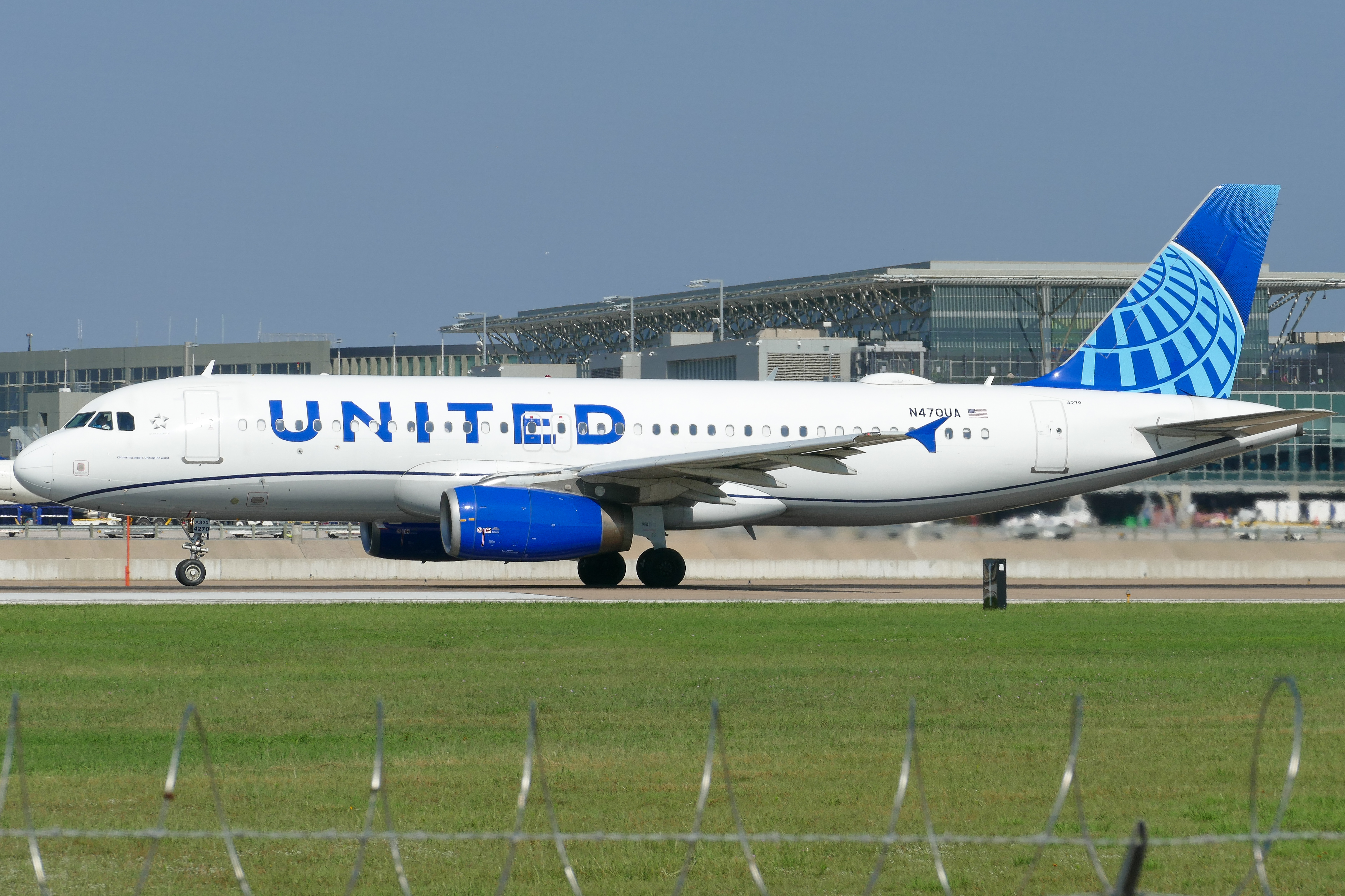 Full size: United Airlines Airbus A320 N470UA at Austin-Bergstrom International Airport