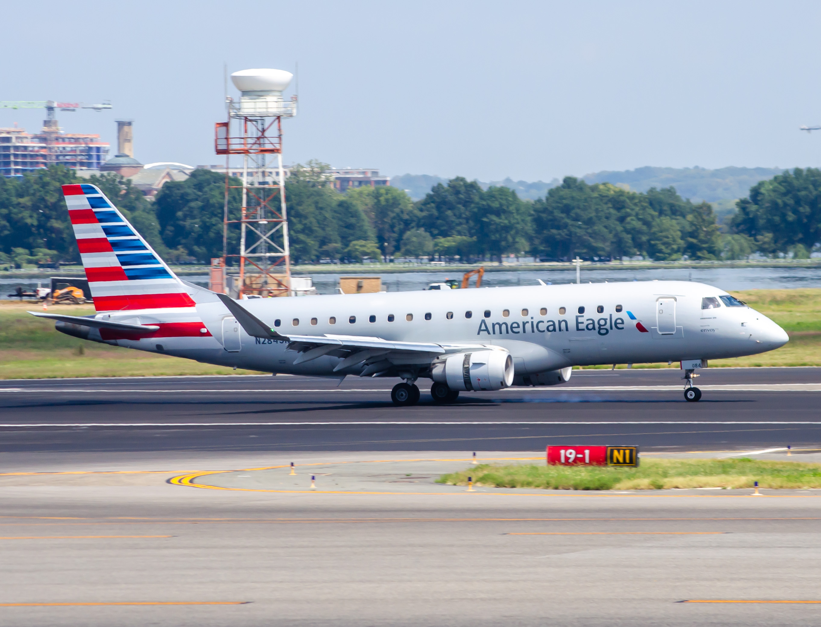 Full size: American Eagle Embraer E175 N284JN at Ronald Reagan National Airport