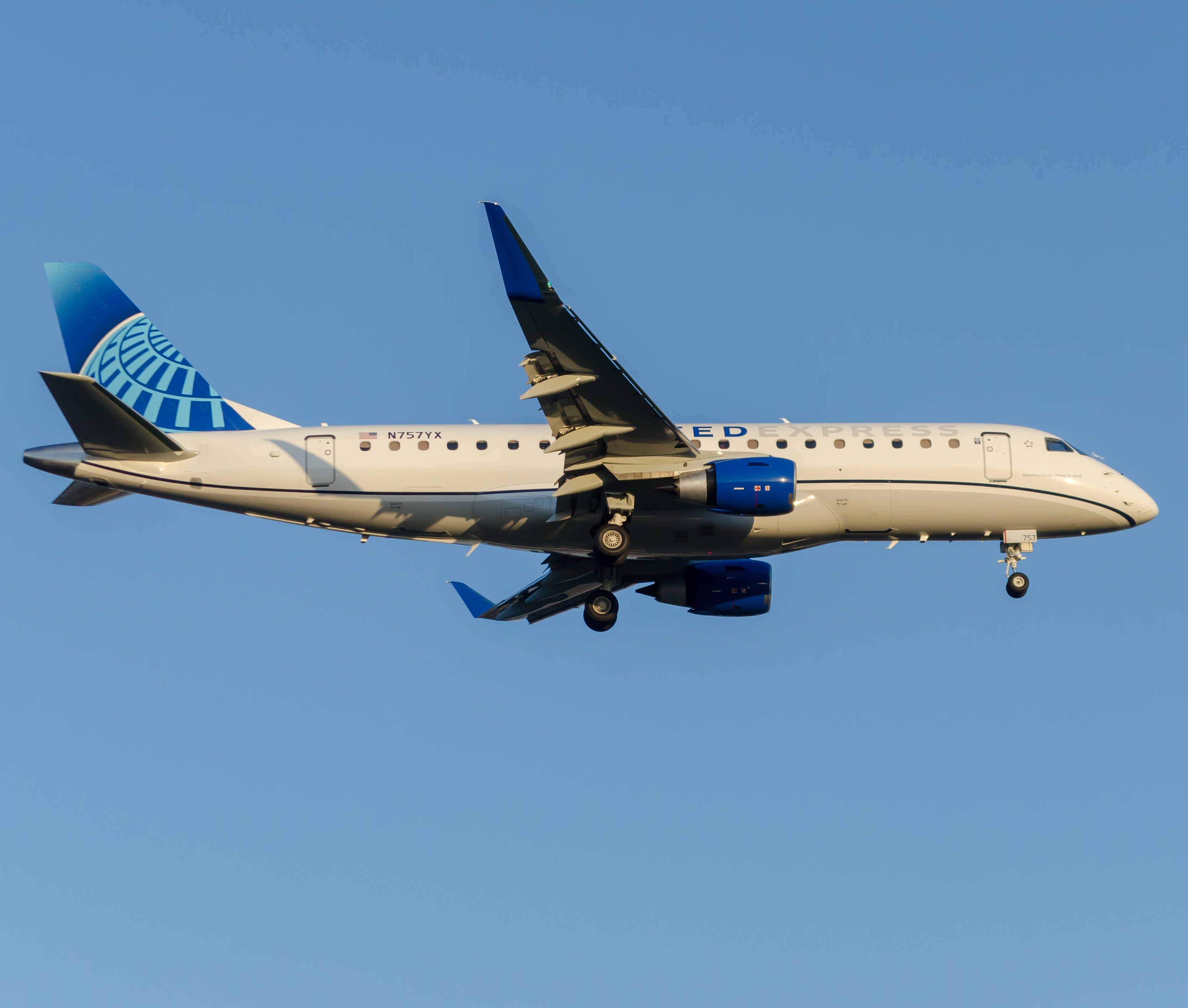 Full size: United Express Embraer E170 N757YX at Newark Liberty International Airport