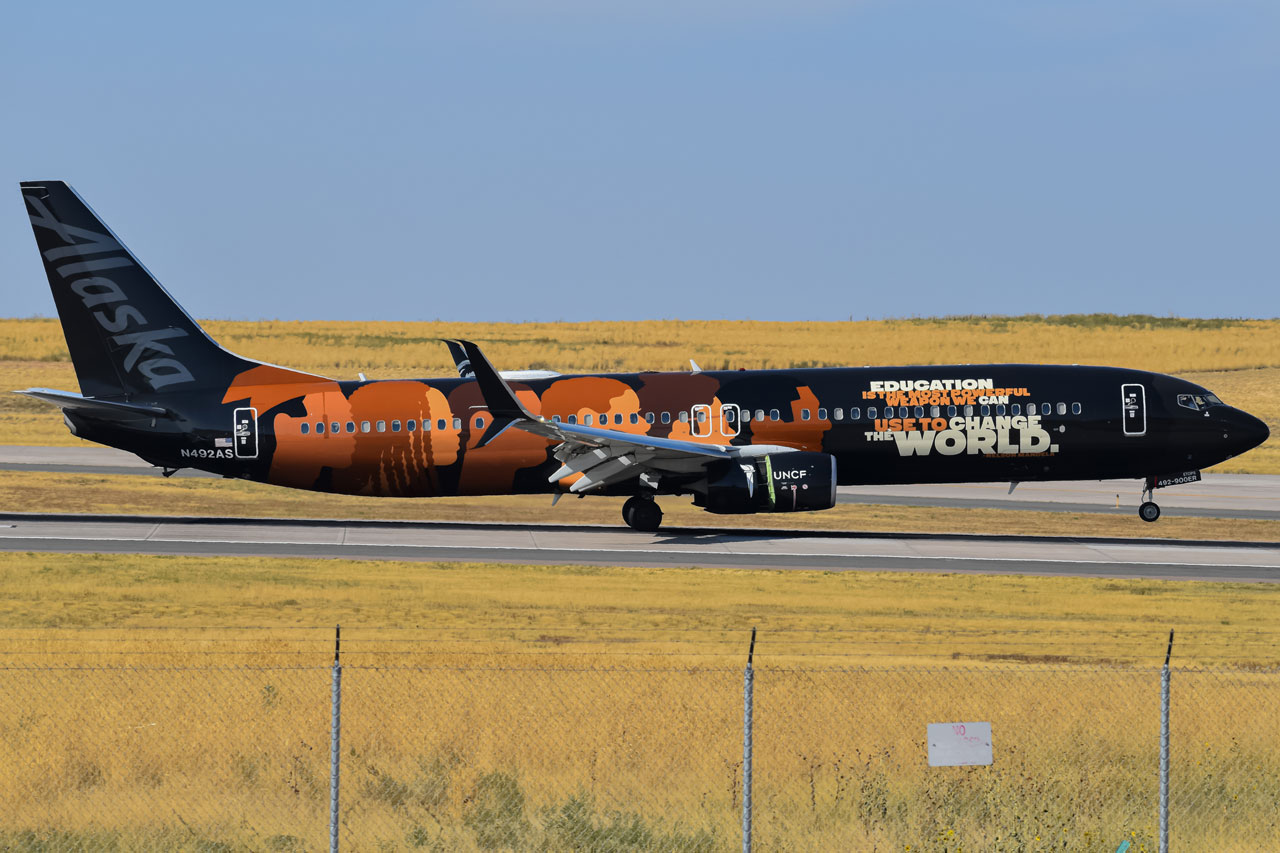Full size: Alaska Airlines Boeing 737-900ER N492AS at Denver International Airport