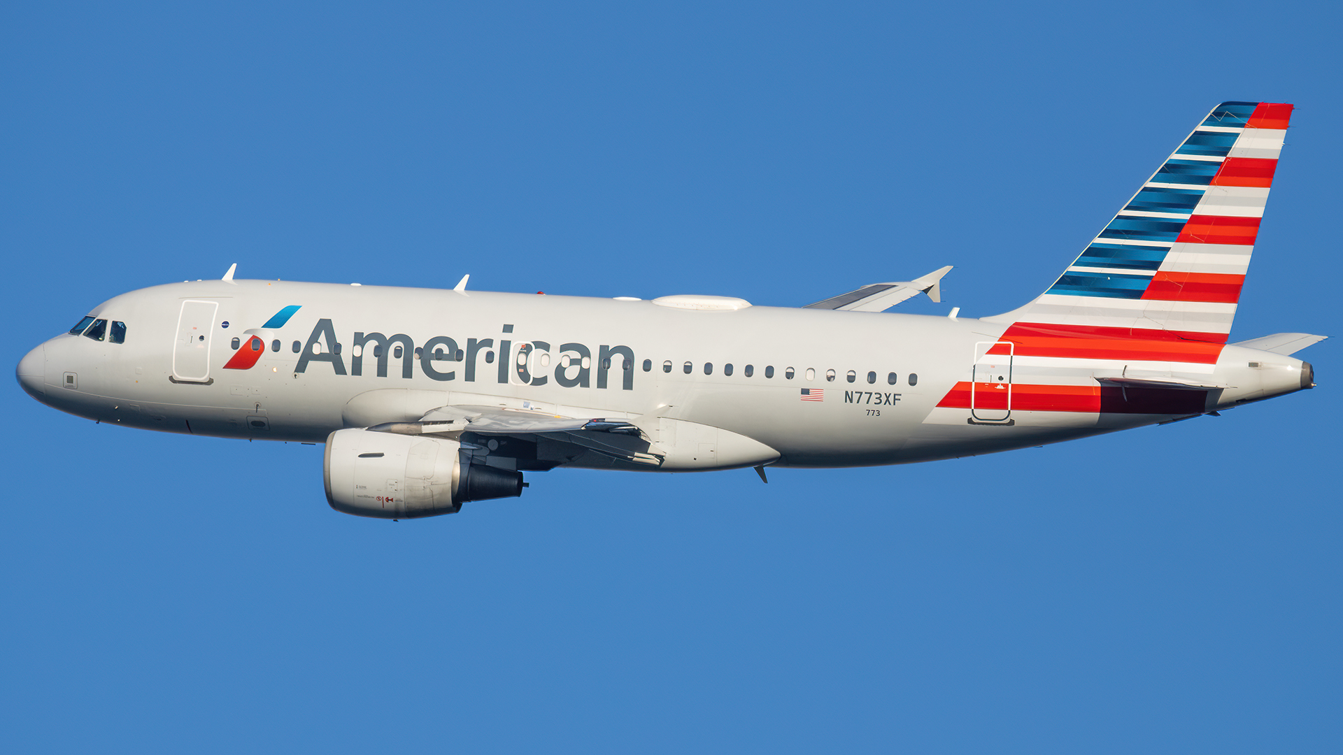 Full size: American Airlines Airbus A319 N773XF at Ronald Reagan National Airport